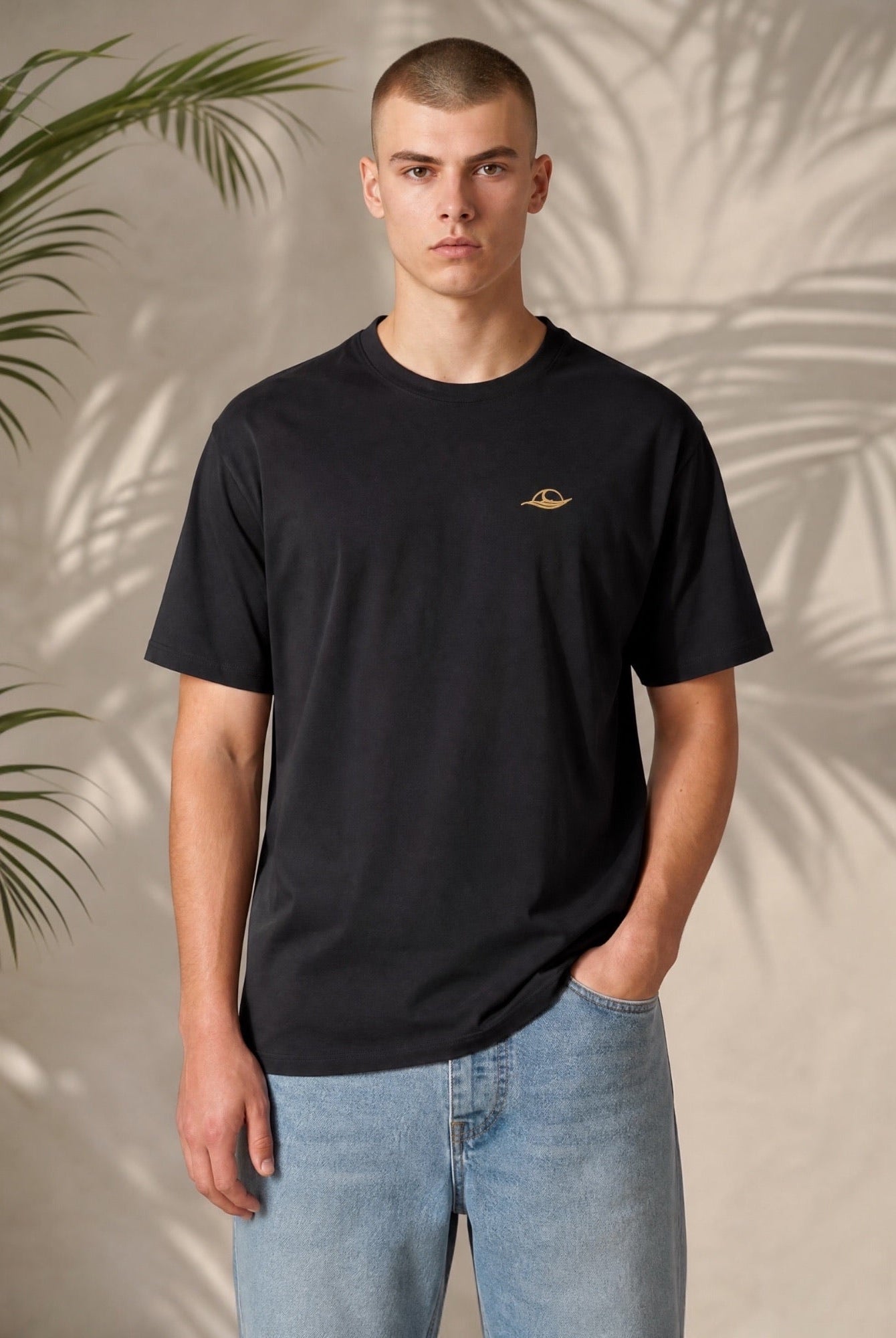 Hochwertiges schwarzes T-Shirt für Herren mit edlem goldenen Logo-Detail, ideal für entspannte Outfits. Oberteile für Herren