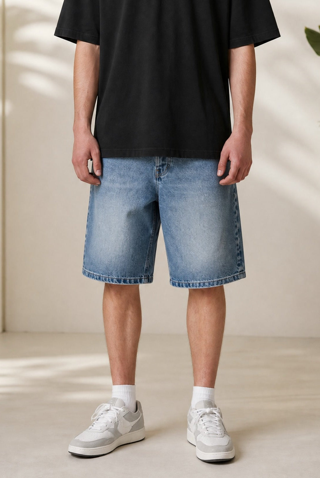 Mann trägt Baggy Jorts für Herren in hellblau, aus der Kollektion Shorts & Baggy Jorts für Herren von Spirit of Departure.