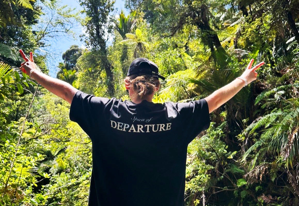 Schwarzes Oversize Tee mit Logo Backprint und Stick vorne von Spirit of Departure, Essentials - Must Haves von Spirit of Departure, High Class Streetwear for Men & Women