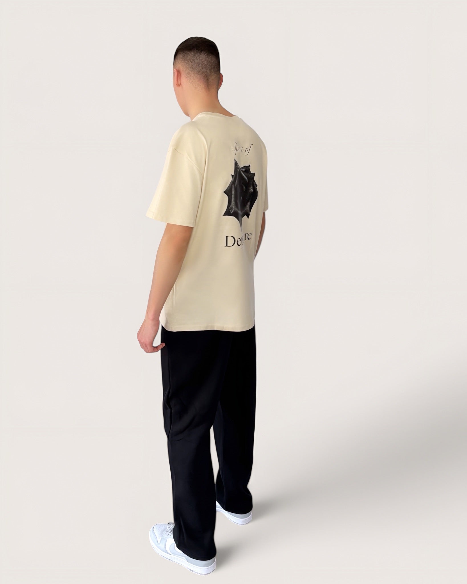 Beiges Oversize Tee mit schwarzem Rosen-Backprint und weißem Logostick vorne, schwerer Stoff, High Class Streetwear for Men, einzigartige Streetwear, T-Shirt von der Black & White Roses Collection in der Farbe Cream, high quality