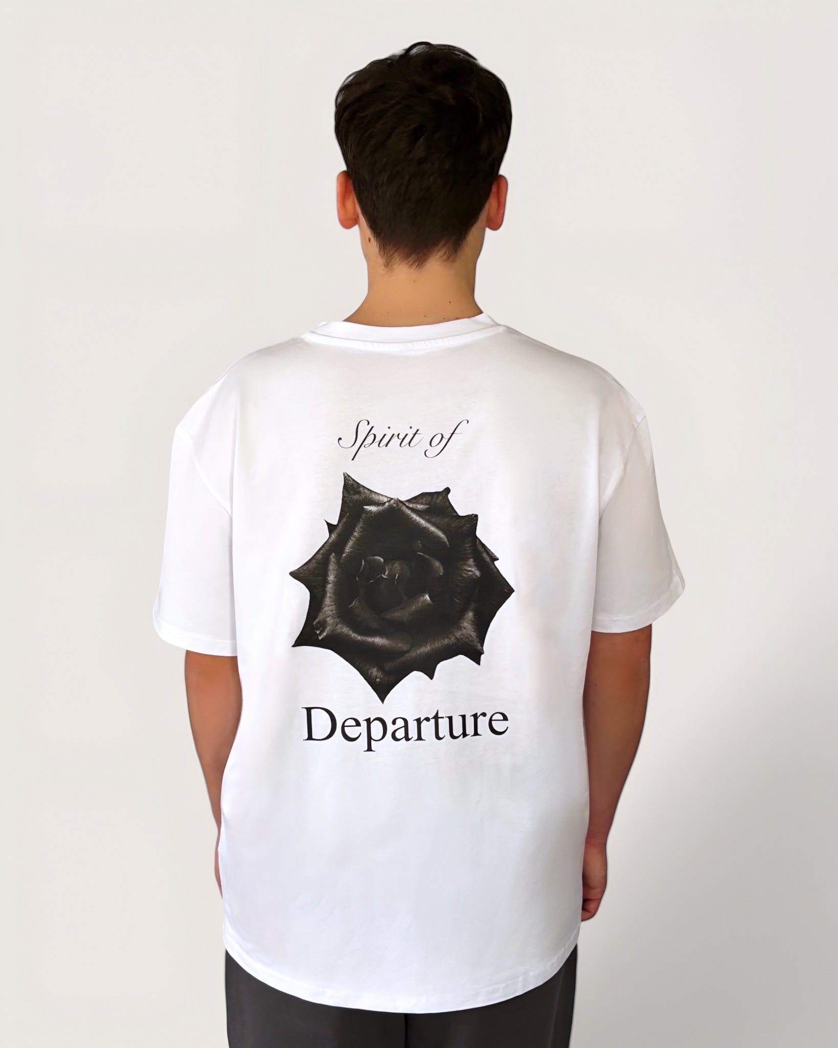 Weißes Oversize Tee mit schwarzem Rosen-Backprint und weißem Logostick vorne, schwerer Stoff, High Class Streetwear for Men, einzigartige Streetwear, T-Shirt von SOD in der Farbe White