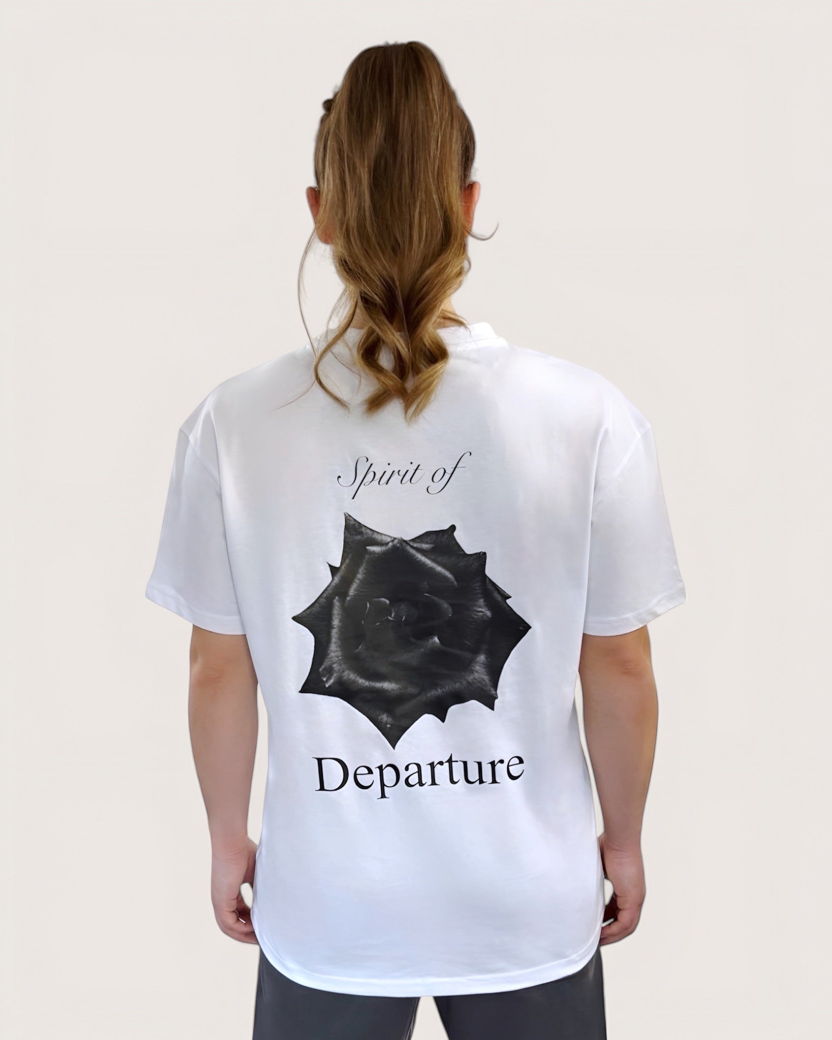 heavy-tee-in-white-mit-schwarzer-rose-von-spirit-of-departure-rose-collection-neue-kollektion-streetwear-for-women-fashion-for-girls-weißes-t-shirt-mit-schwarzer-rose