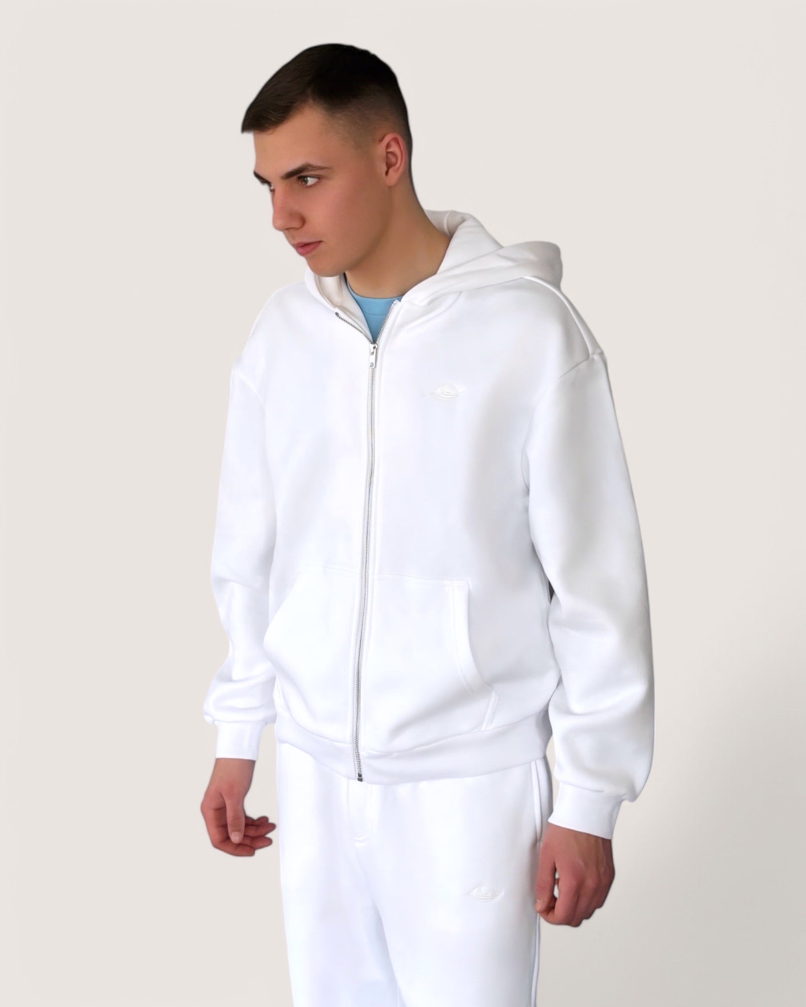 Weißer Zip Hoodie mit schwarzer Rose als großen Backprint und weißem Logostick vorne, Zip Hoodie von Spirit of Departure, Streetwear für Herren von Spirit of Departure, Zip Hoodie in white von der Black & White Roses Collection, dicker Stoff, high quality