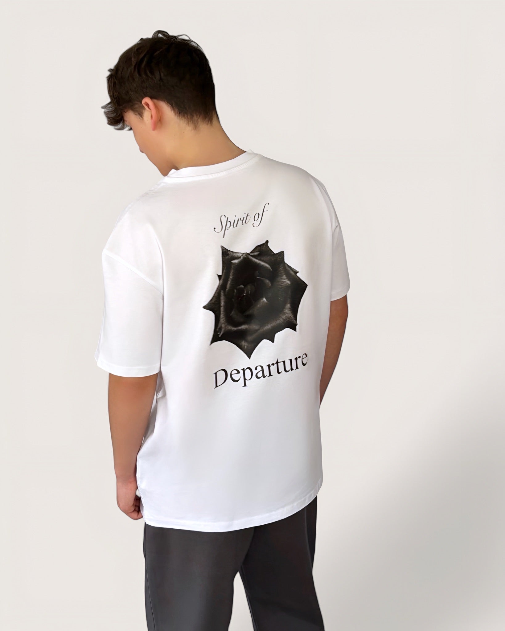 Weißes Oversize Tee mit schwarzem Rosen-Backprint und weißem Logostick vorne, schwerer Stoff, High Class Streetwear for Men, einzigartige Streetwear, T-Shirt von SOD in der Farbe White, high quality