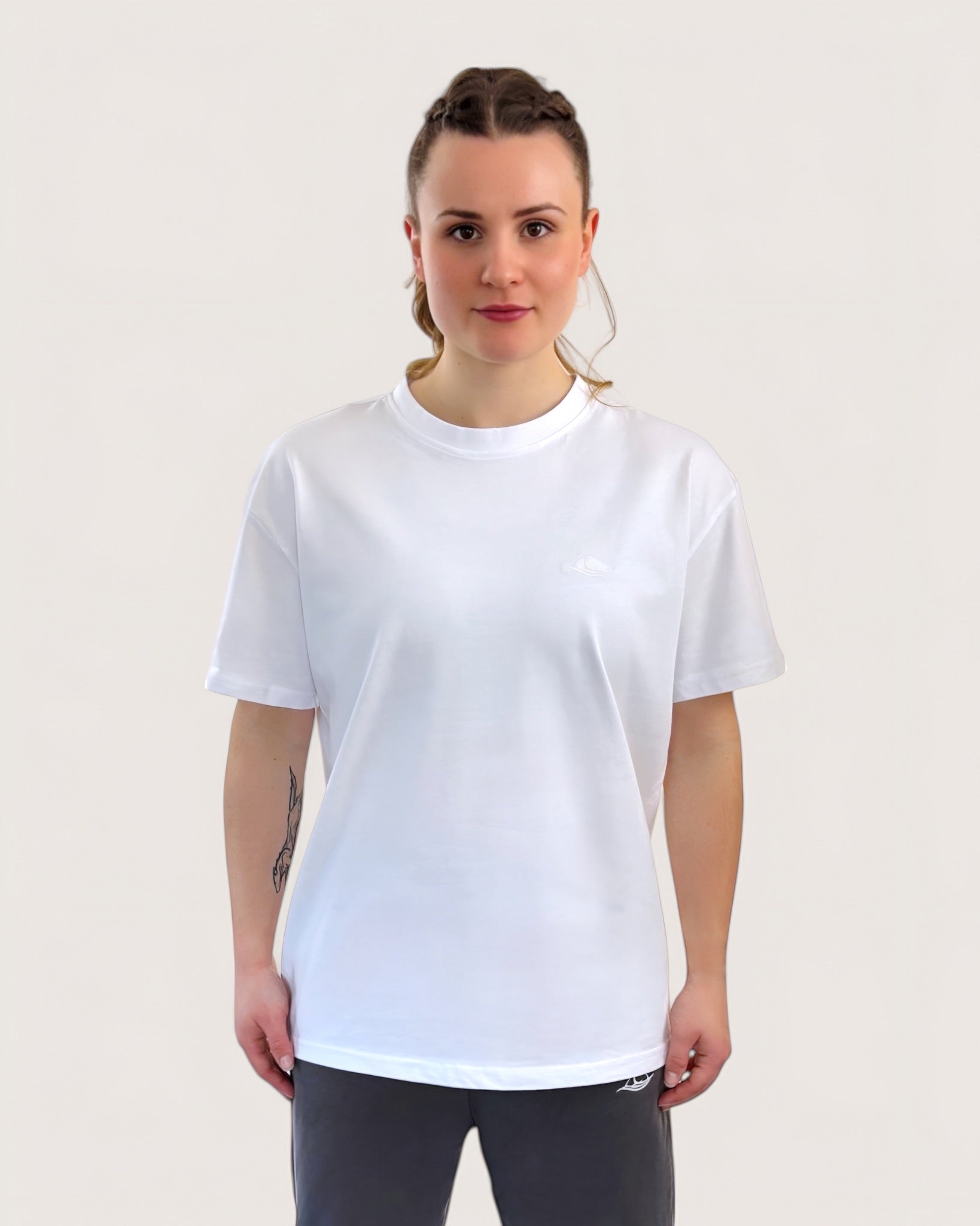 heavy-tee-in-white-mit-schwarzer-rose-von-spirit-of-departure-rose-collection-neue-kollektion-streetwear-for-women-fashion-for-girls-weißes-t-shirt-mit-schwarzer-rose