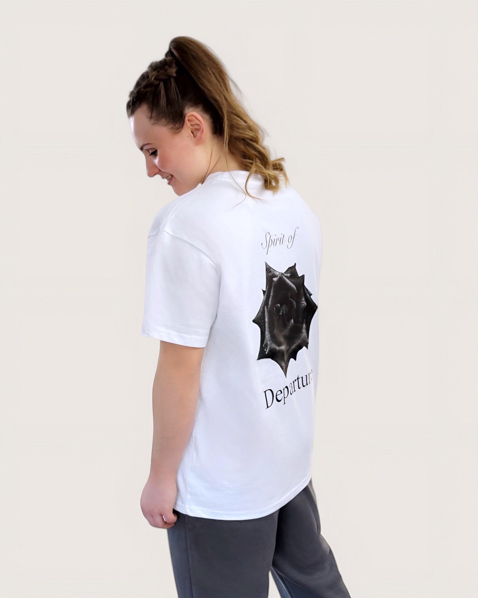 heavy-tee-in-white-mit-schwarzer-rose-von-spirit-of-departure-rose-collection-neue-kollektion-streetwear-for-women-fashion-for-girls-weißes-t-shirt-mit-schwarzer-rose