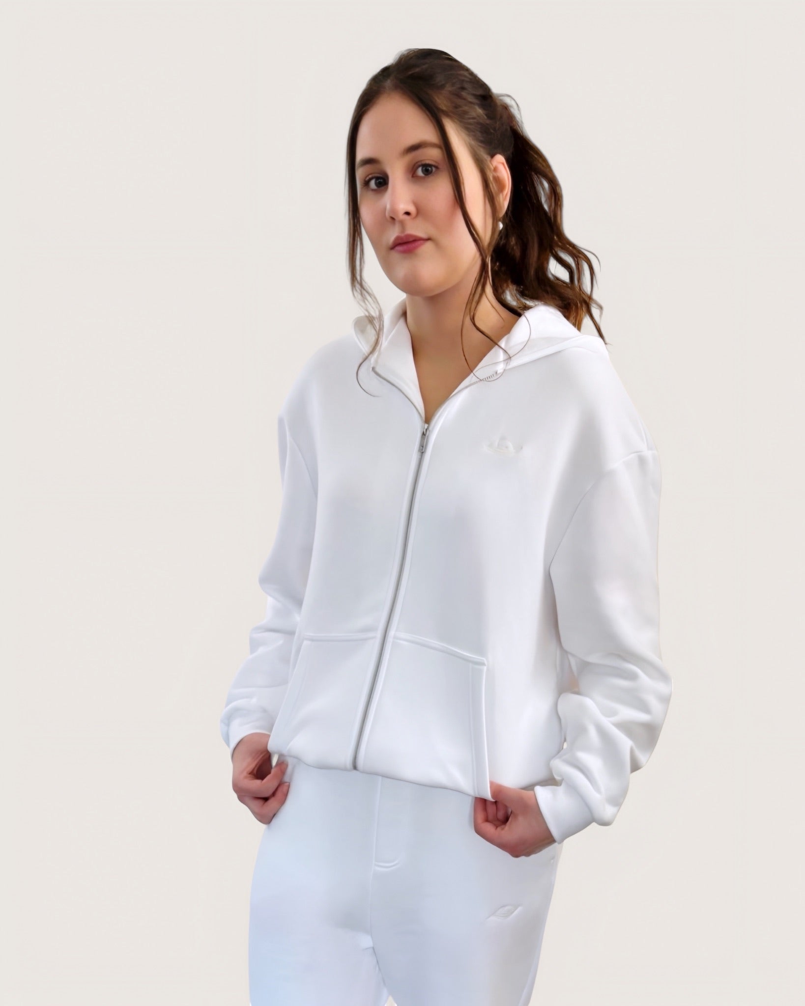 zip-hoodie-mit-schwarzer-rose-von-spirit-of-departure-in-white-rose-collection-streetwear-for-women-weißer-zipper-hübscher-weißer-zip-hoodie-für-mädchen-fashion-for-girls