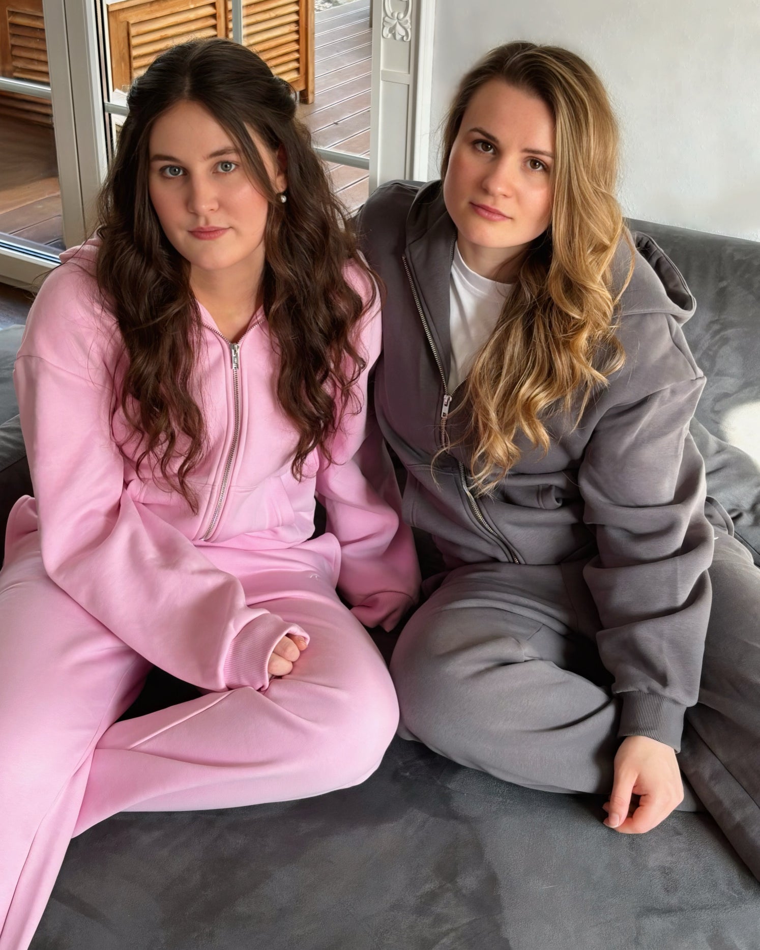 Cozy Zippers, Kuschelige Zip Hoodies in Hellrosa, Hellblau, Hellgrau, Dunkelgrau, von der Black & White Roses Collection, Streetwear von Spirit of Departure, Streetwear for Women, neue Streetwear, besondere Hoodies, Schöne Sweatsuits-hübscher Zipper, hochwertige Sweatpants, kuschelige Sweatpants, Fashion for girls