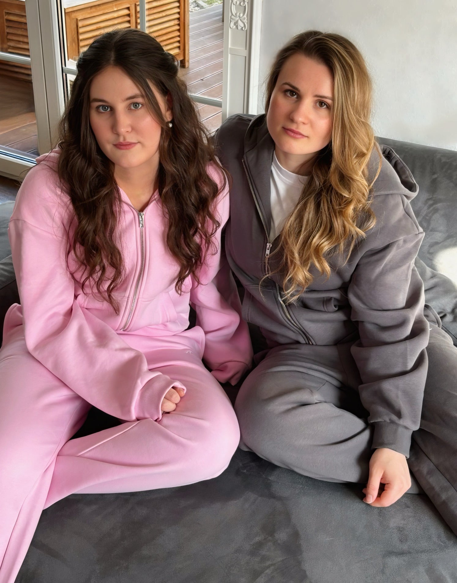 Cozy Zippers, Kuschelige Zip Hoodies in Hellrosa, Hellblau, Hellgrau, Dunkelgrau, von der Black & White Roses Collection, Streetwear von Spirit of Departure, Streetwear for Women, neue Streetwear, besondere Hoodies, Schöne Sweatsuits-hübscher Zipper, hochwertige Sweatpants, kuschelige Sweatpants, Fashion for girls