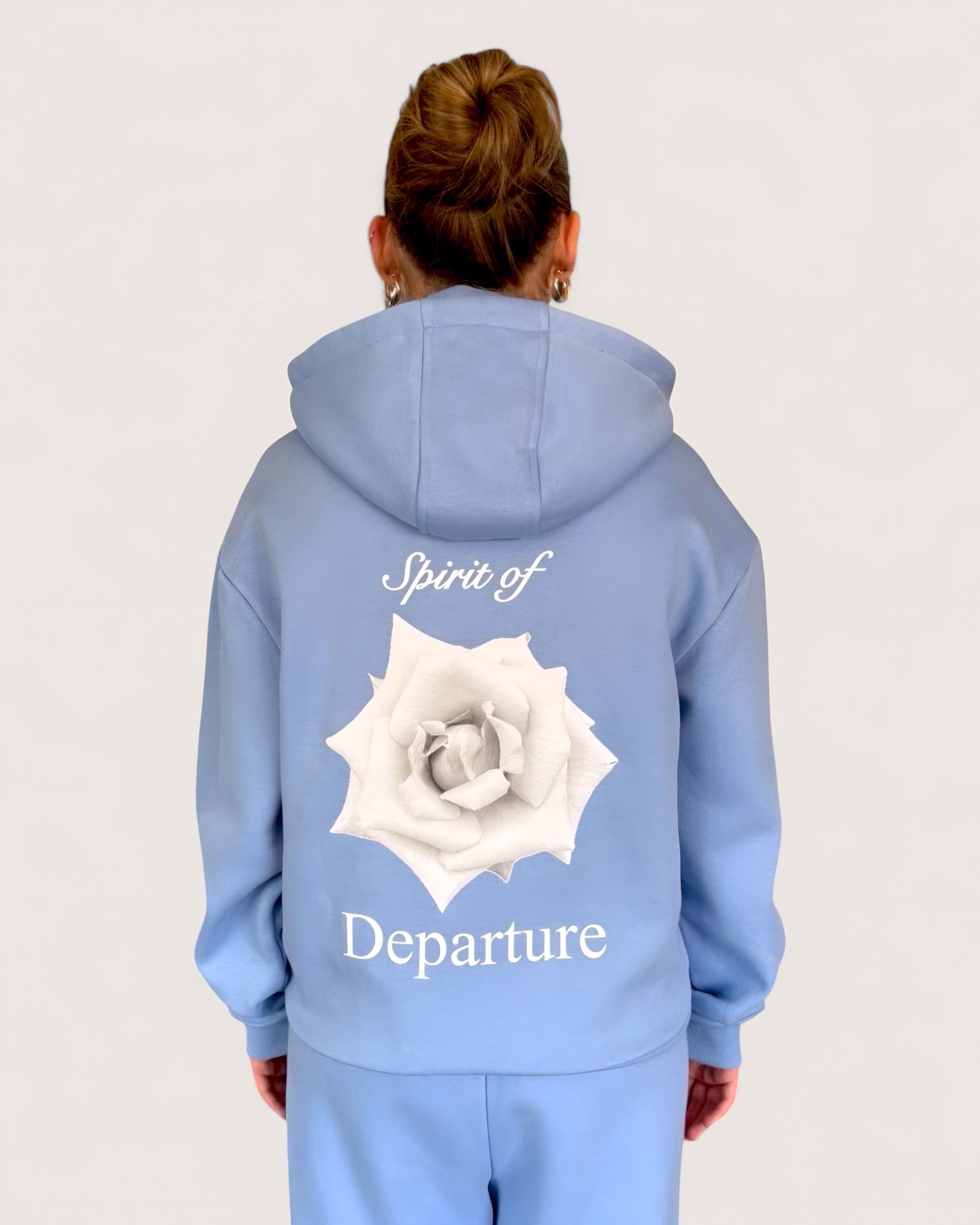Hellblauer Zip Hoodie mit weißer Rose als großen Backprint und weißem Logostick vorne, Kuscheliger Zipper, Cozy Zipper, Zip Hoodie von Spirit of Departure, Streetwear für Damen von Spirit of Departure, Zip Hoodie in Soft Blue von der Black & White Roses Collection, dicker Stoff, high quality, Streetwear for Women von SOD