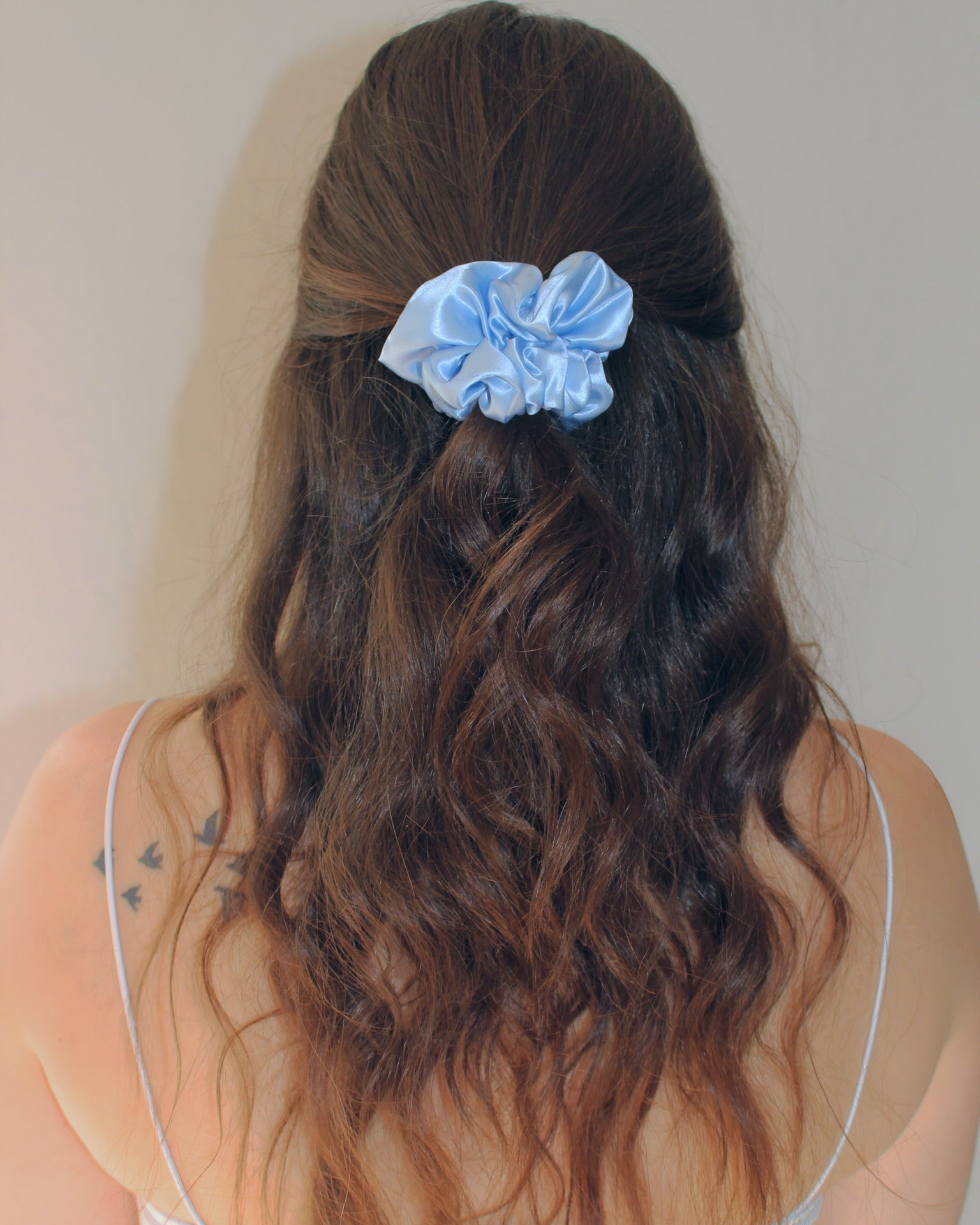 hochwertiges hellblaues Seidenscrunchie von Spirit of Departure