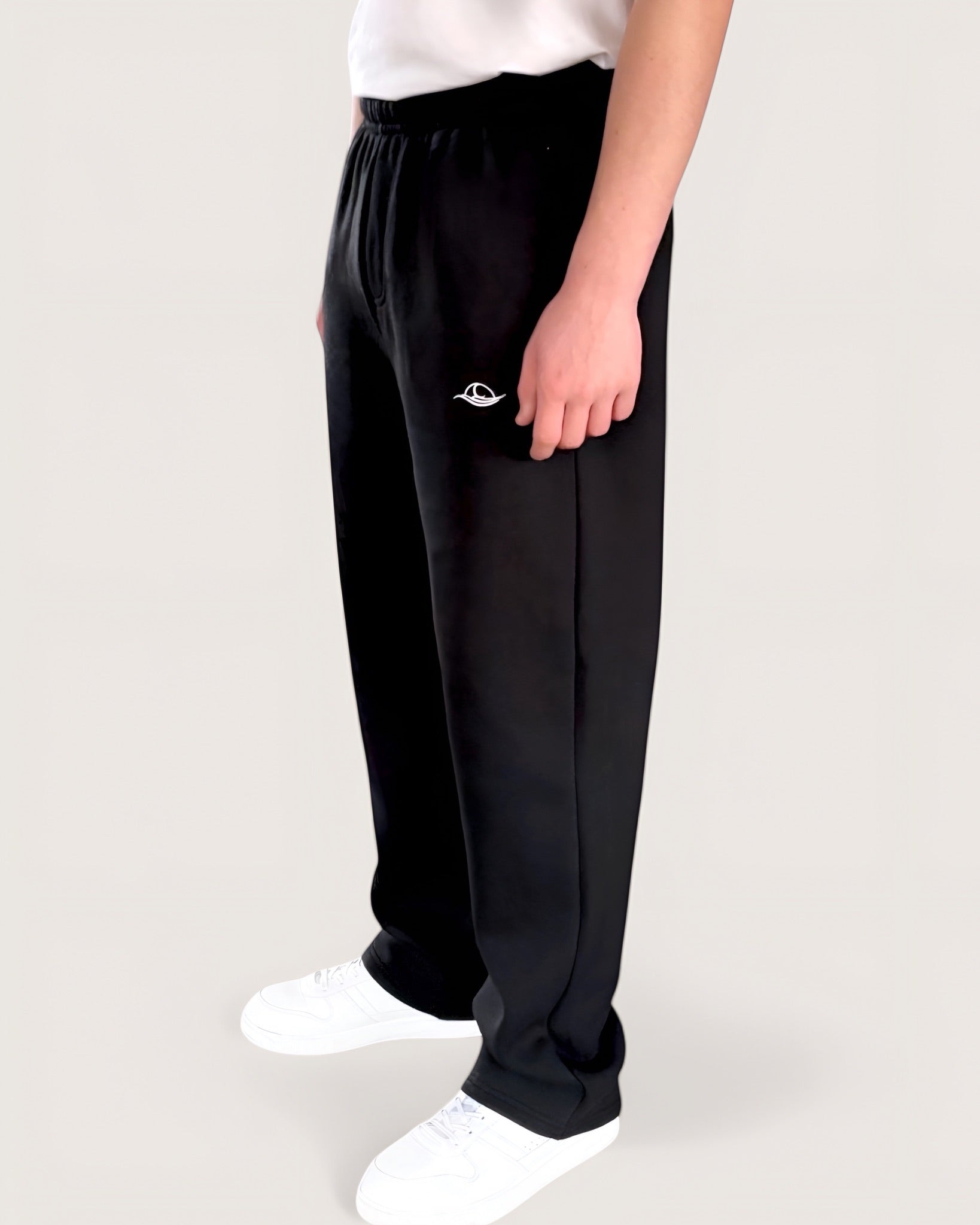 Schwarze Open Leg Sweatpants für Männer von Spirit of Departure mit weißem Logostick vorne , Open Leg Sweatpants in Black, weite Passform, schwerer Stoff, hohe Qualität, Streetwear für Herren von SOD