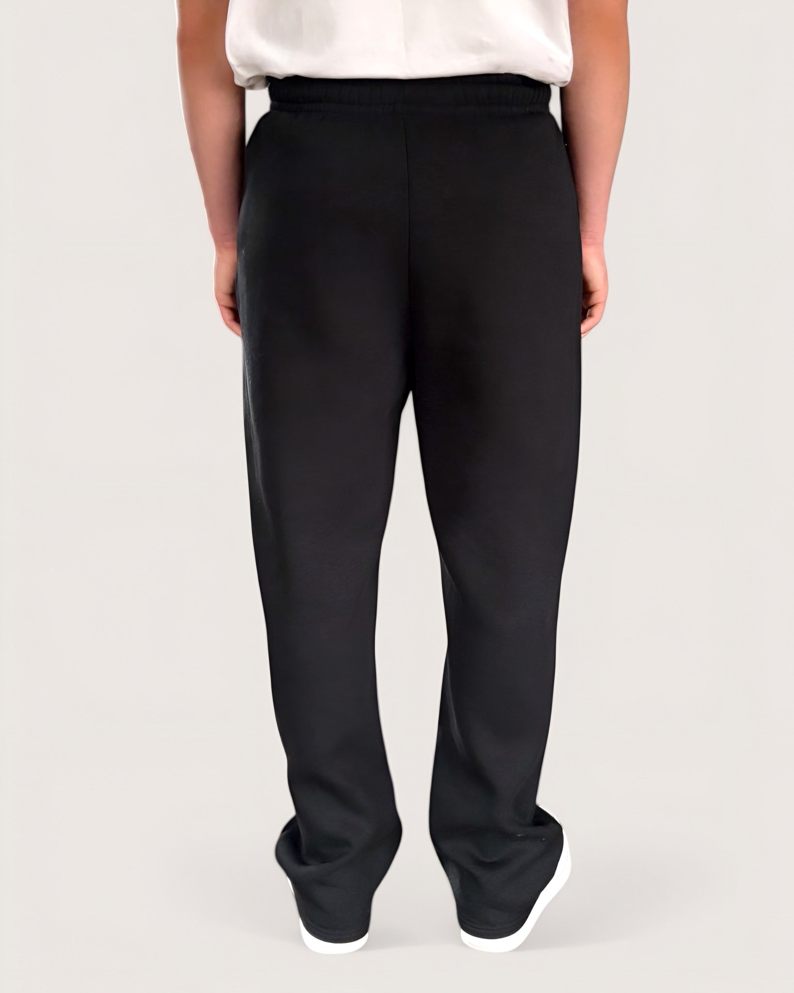 Schwarze Open Leg Sweatpants für Männer von Spirit of Departure mit weißem Logostick vorne , Open Leg Sweatpants in Black, weite Passform, schwerer Stoff, hohe Qualität, Streetwear für Herren von SOD