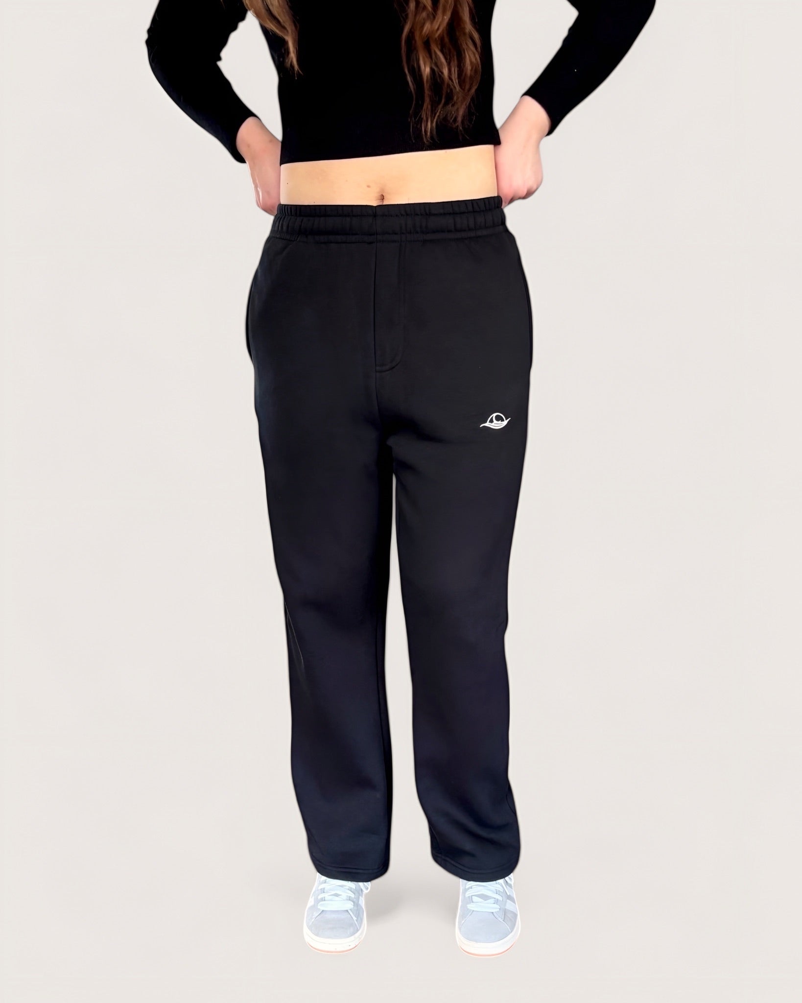 Kuschelige Open Leg Sweatpants von Spirit of Departure in schwarz, weite Passform, dicker Stoff, high quality, weißer Logostick vorne, Cozy Sweatpants für Mädchen in der Farbe Black, Streetwear for Women by SOD