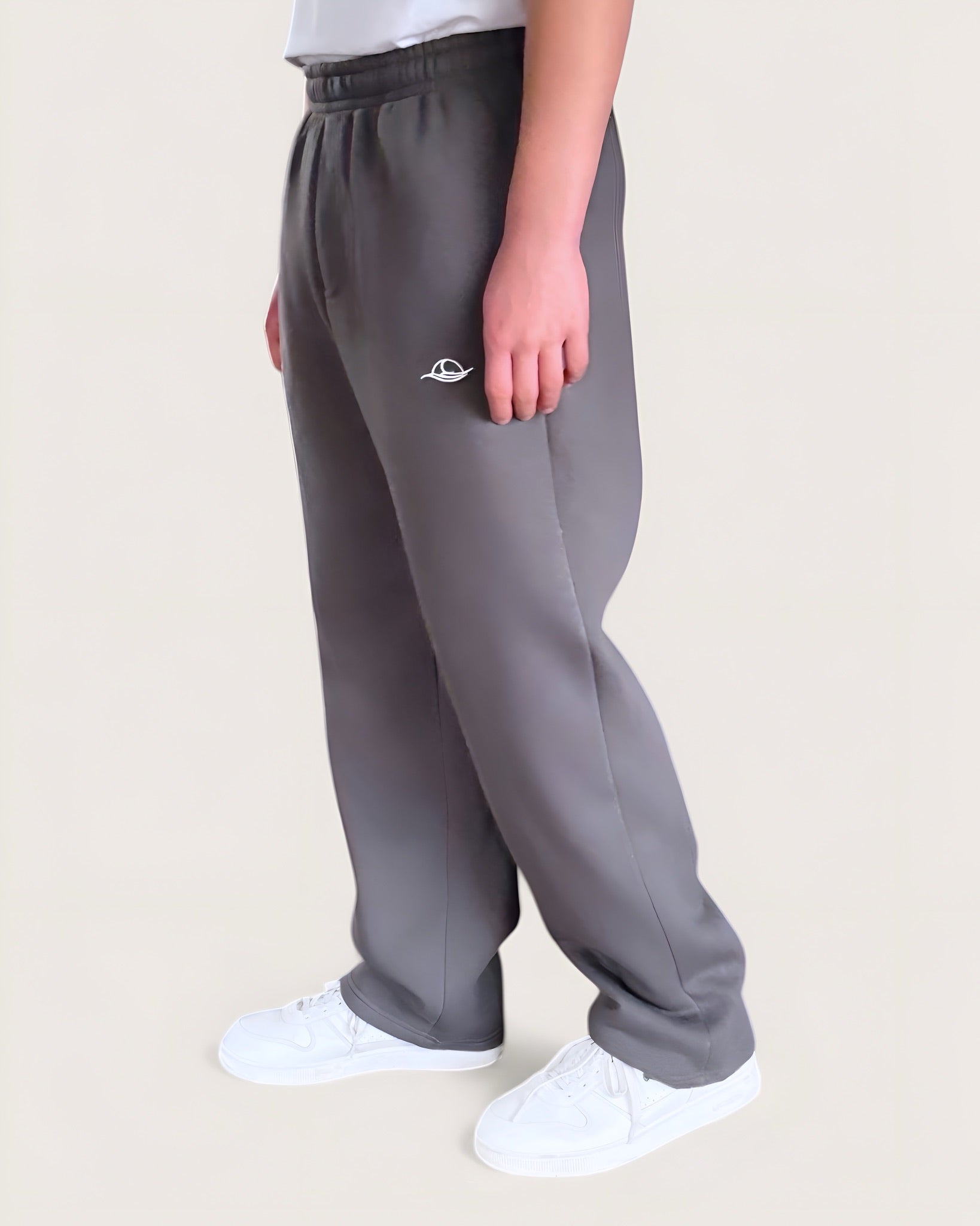 Dunkelgraue Open Leg Sweatpants für Männer von Spirit of Departure mit weißem Logostick vorne , Open Leg Sweatpants in Graphite, weite Passform, schwerer Stoff, hohe Qualität, Streetwear für Herren von SOD