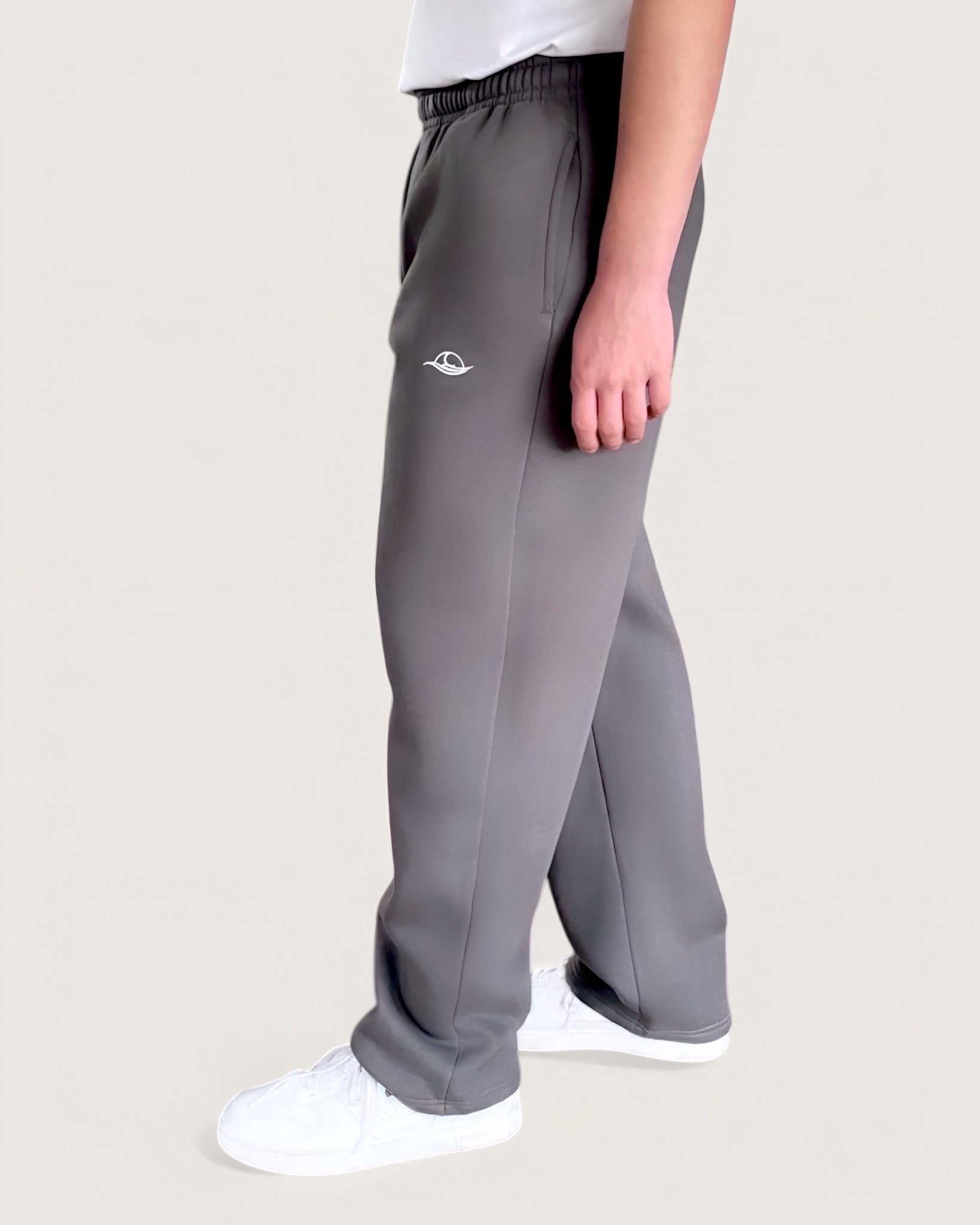 Dunkelgraue Open Leg Sweatpants für Männer von Spirit of Departure mit weißem Logostick vorne , Open Leg Sweatpants in Graphite, weite Passform, schwerer Stoff, hohe Qualität, Streetwear für Herren von SOD