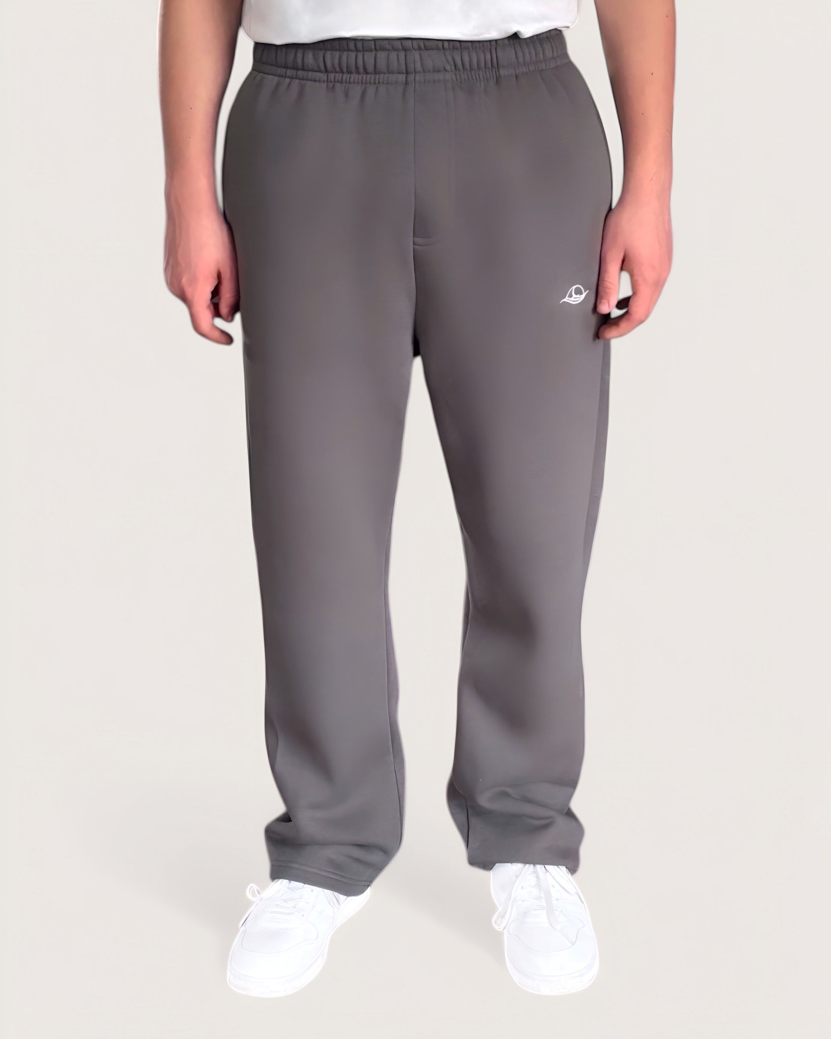 Dunkelgraue Open Leg Sweatpants für Männer von Spirit of Departure mit weißem Logostick vorne , Open Leg Sweatpants in Graphite, weite Passform, schwerer Stoff, hohe Qualität, Streetwear für Herren von SOD