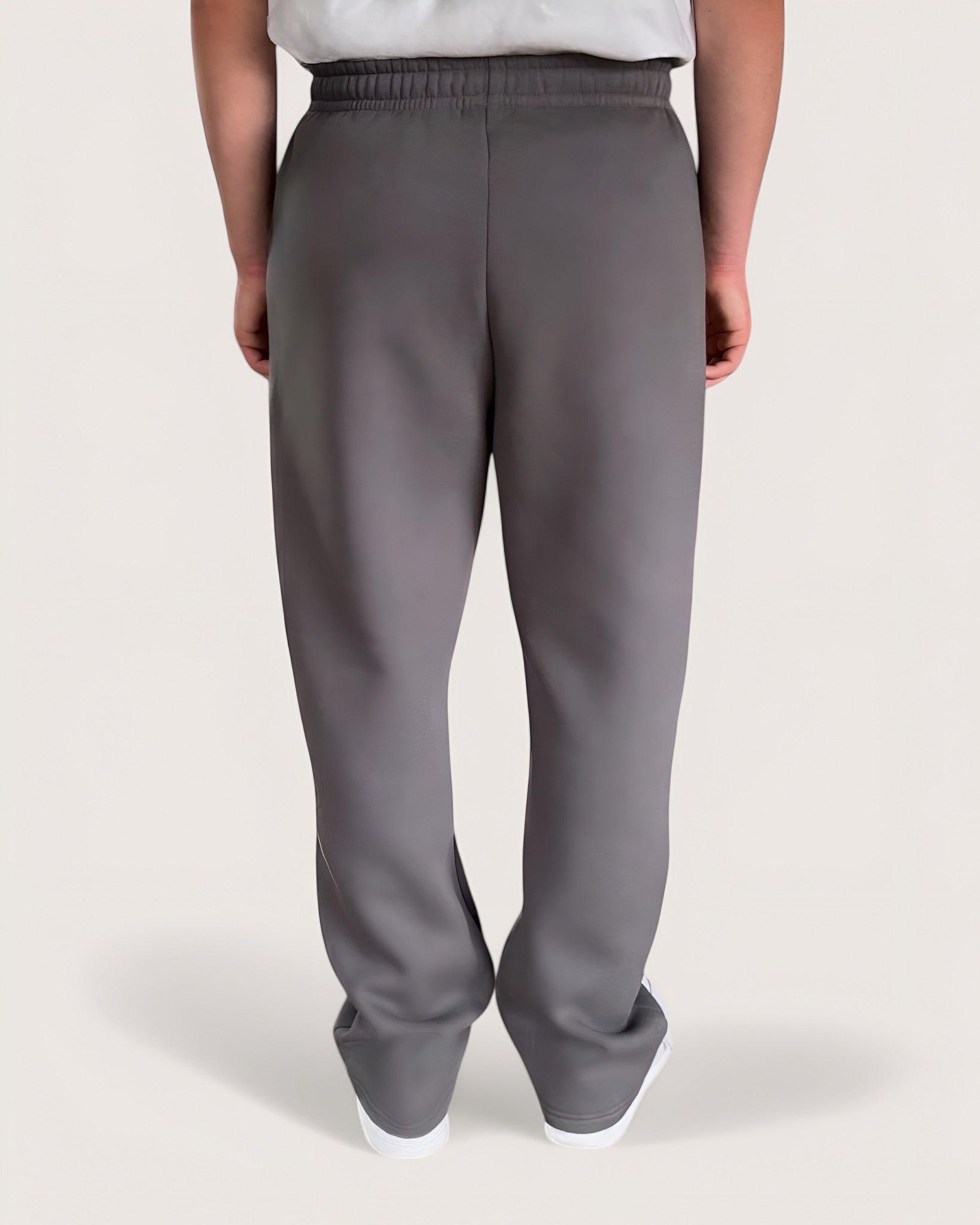 Dunkelgraue Open Leg Sweatpants für Männer von Spirit of Departure mit weißem Logostick vorne , Open Leg Sweatpants in Graphite, weite Passform, schwerer Stoff, hohe Qualität, Streetwear für Herren von SOD