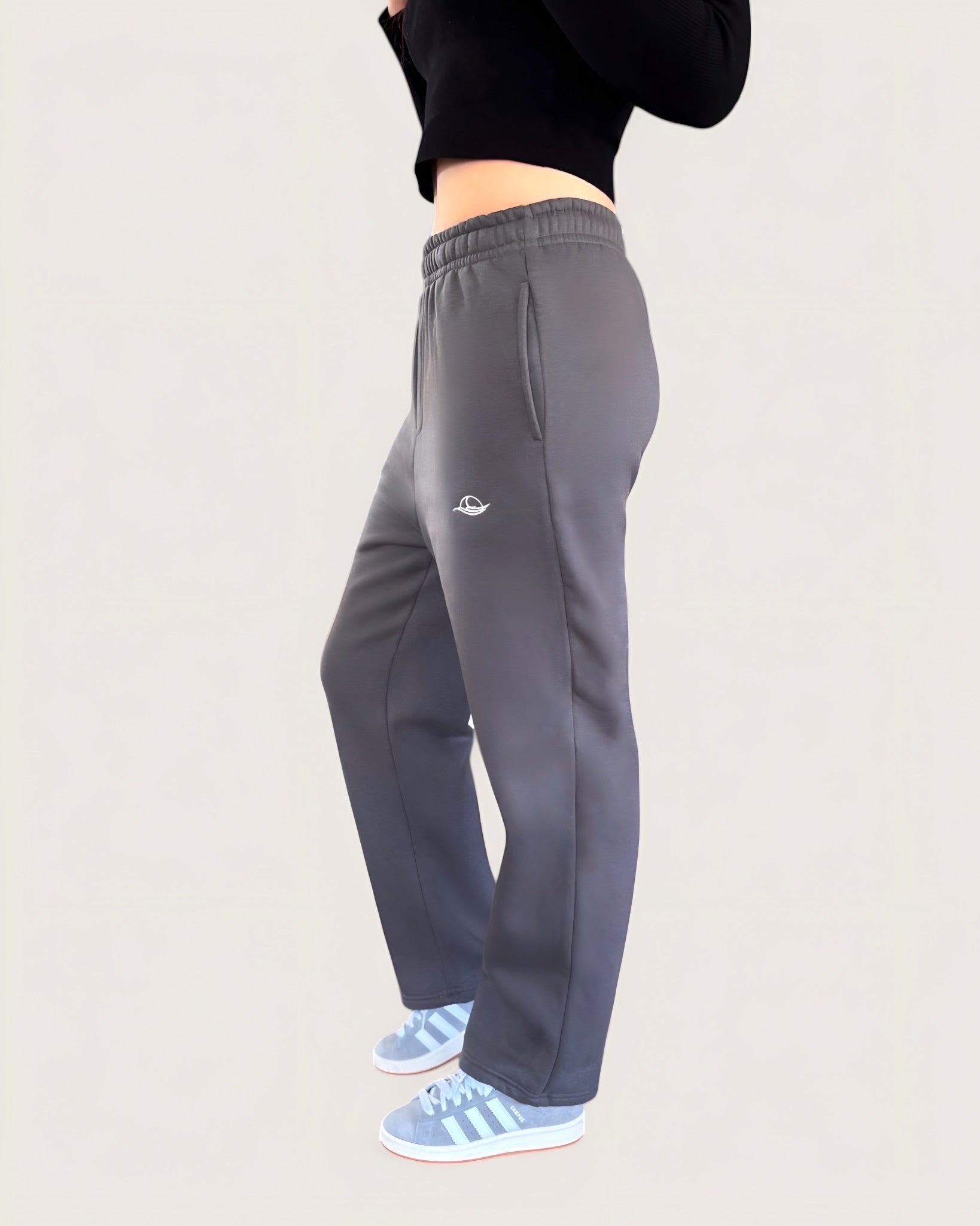 Kuschelige Open Leg Sweatpants von Spirit of Departure in dunkelgrau, weite Passform, dicker Stoff, high quality, weißer Logostick vorne, Cozy Sweatpants für Mädchen in der Farbe Graphite, Streetwear for Women by SOD