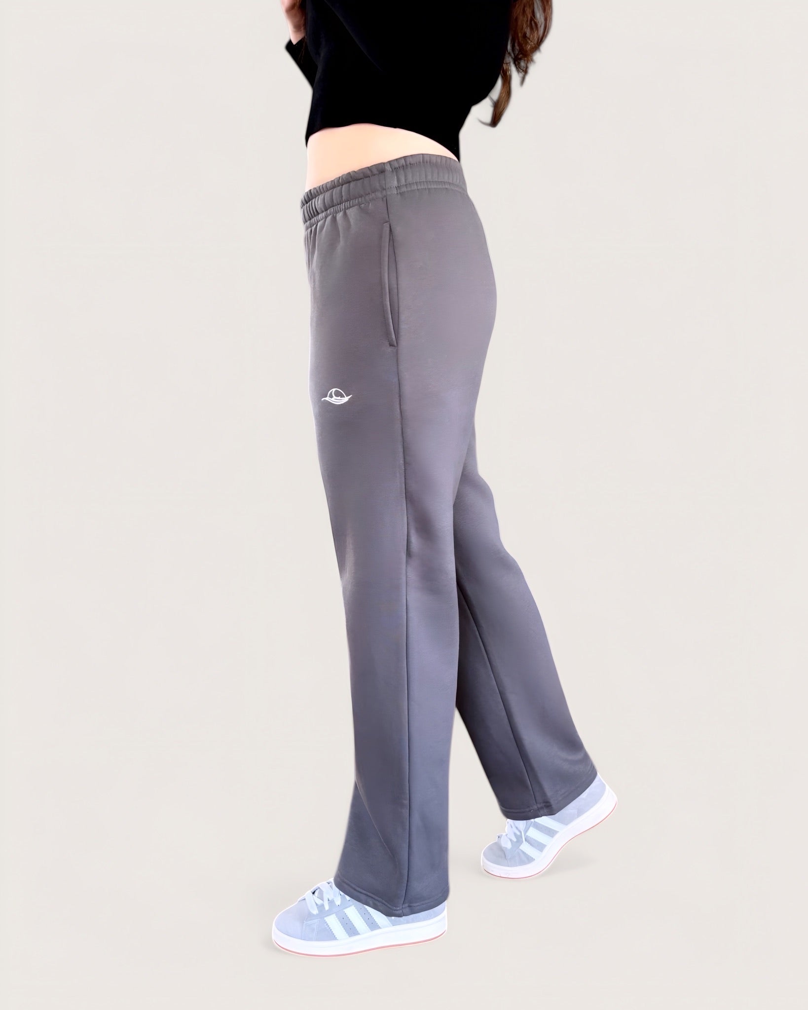 Kuschelige Open Leg Sweatpants von Spirit of Departure in dunkelgrau, weite Passform, weißer Logostick vorne, Cozy Sweatpants für Mädchen in der Farbe Graphite, Streetwear for Women by SOD