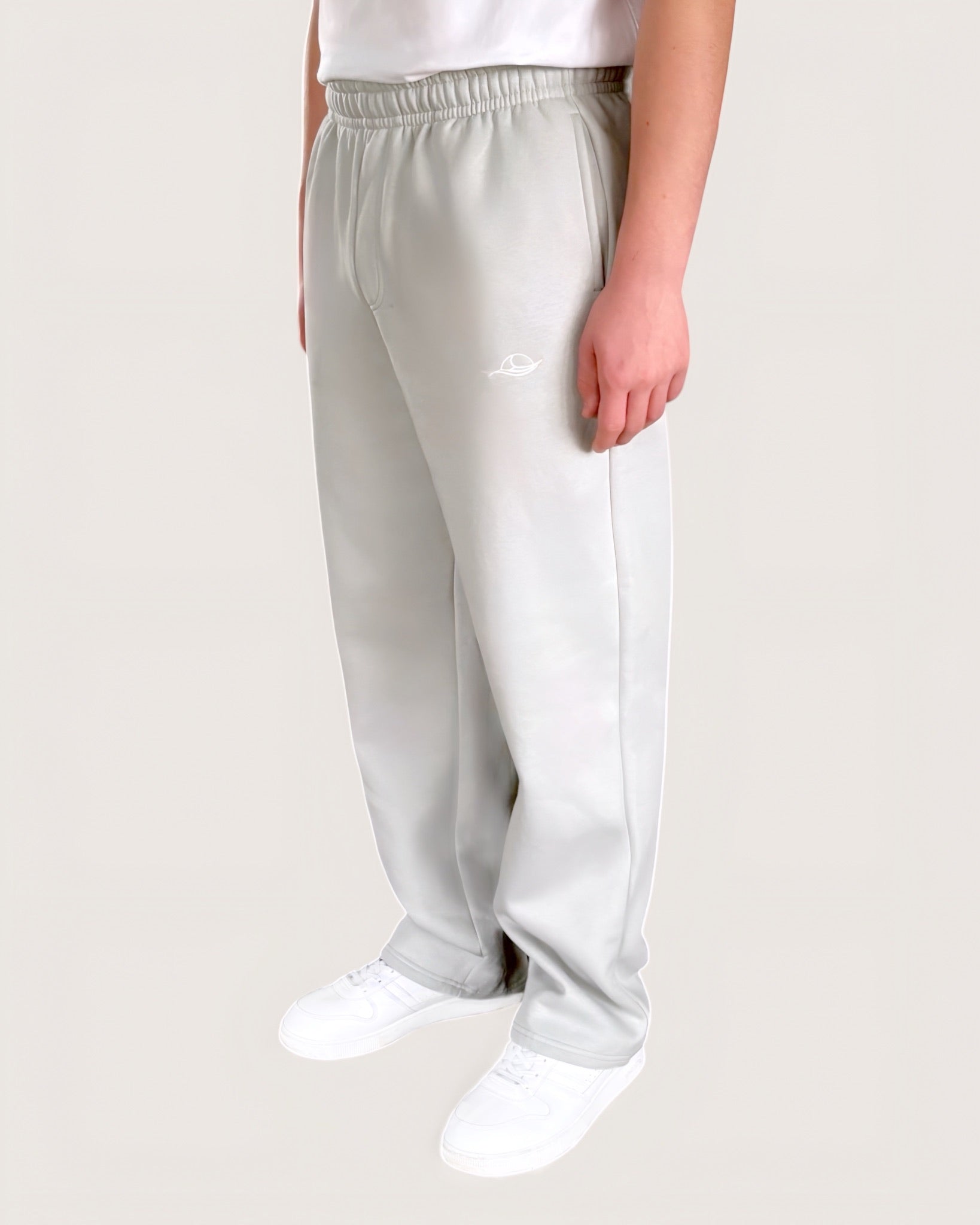 Hellgraue Open Leg Sweatpants für Männer von Spirit of Departure mit weißem Logostick vorne , Open Leg Sweatpants in Light Grey, weite Passform, dicker Stoff, hohe Qualität, Streetwear für Herren von SOD