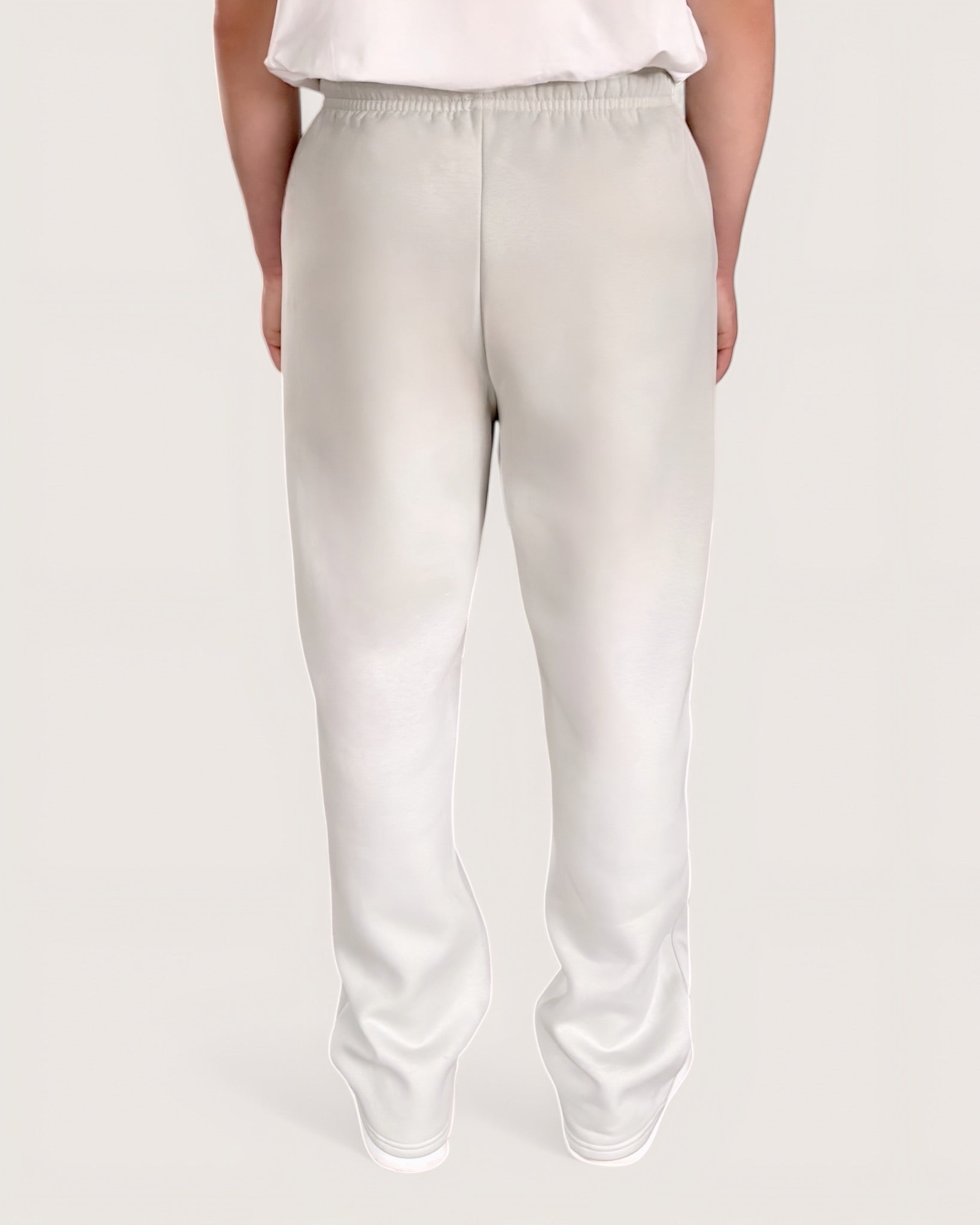 Hellgraue Open Leg Sweatpants für Männer von Spirit of Departure mit weißem Logostick vorne , Open Leg Sweatpants in Light Grey, weite Passform, dicker Stoff, hohe Qualität, Streetwear für Herren von SOD