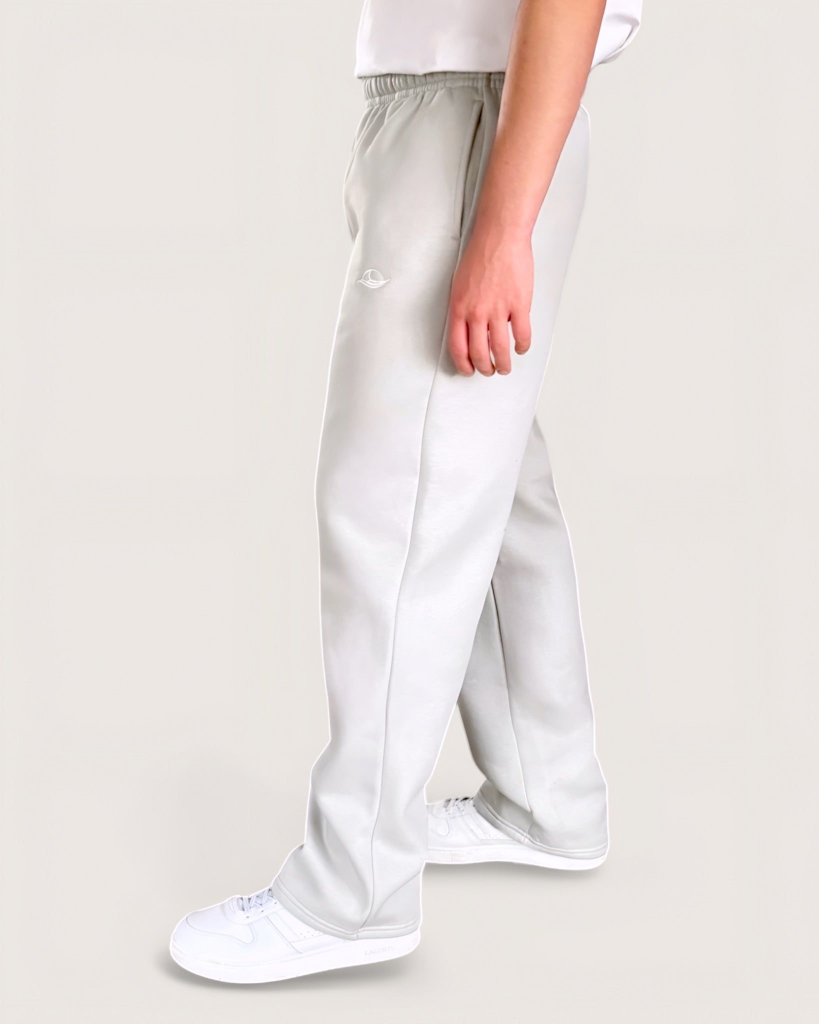 Hellgraue Open Leg Sweatpants für Männer von Spirit of Departure mit weißem Logostick vorne , Open Leg Sweatpants in Light Grey, weite Passform, dicker Stoff, hohe Qualität, Streetwear für Herren von SOD