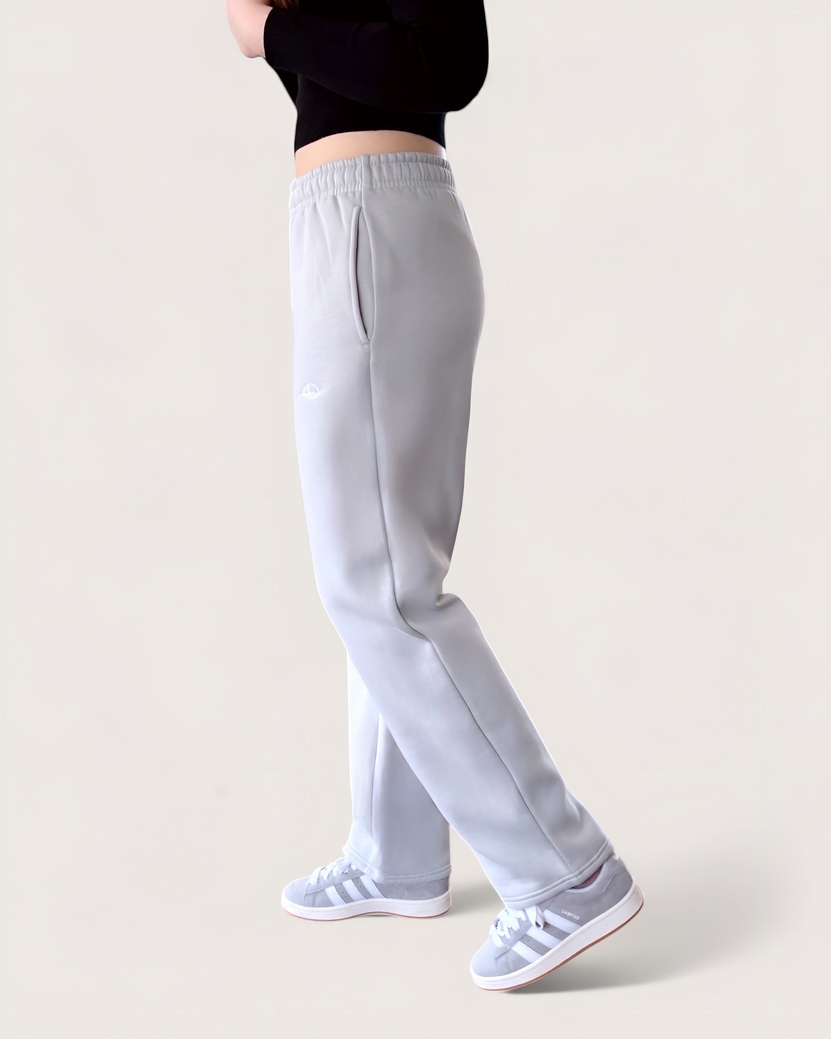 Kuschelige Open Leg Sweatpants von Spirit of Departure in hellgrau, weite Passform, dicker Stoff, high quality, weißer Logostick vorne, Cozy Sweatpants für Mädchen in der Farbe Light Grey, Streetwear for Women by SOD