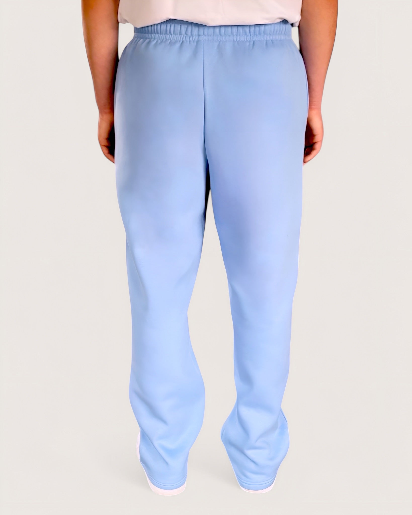 Hellblaue Open Leg Sweatpants für Männer von Spirit of Departure mit weißem Logostick vorne , Open Leg Sweatpants in Soft Blue, weite Passform, dicker Stoff, hohe Qualität, Streetwear für Herren von SOD