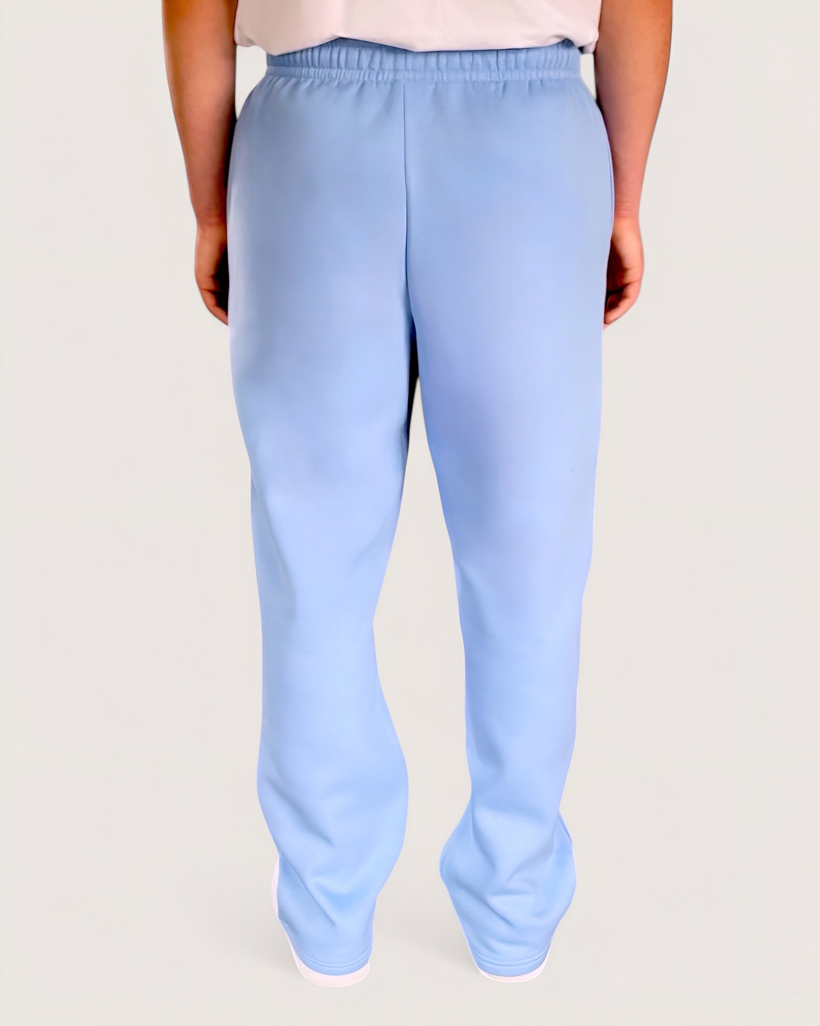 Hellblaue Open Leg Sweatpants für Männer von Spirit of Departure mit weißem Logostick vorne , Open Leg Sweatpants in Soft Blue, weite Passform, dicker Stoff, hohe Qualität, Streetwear für Herren von SOD