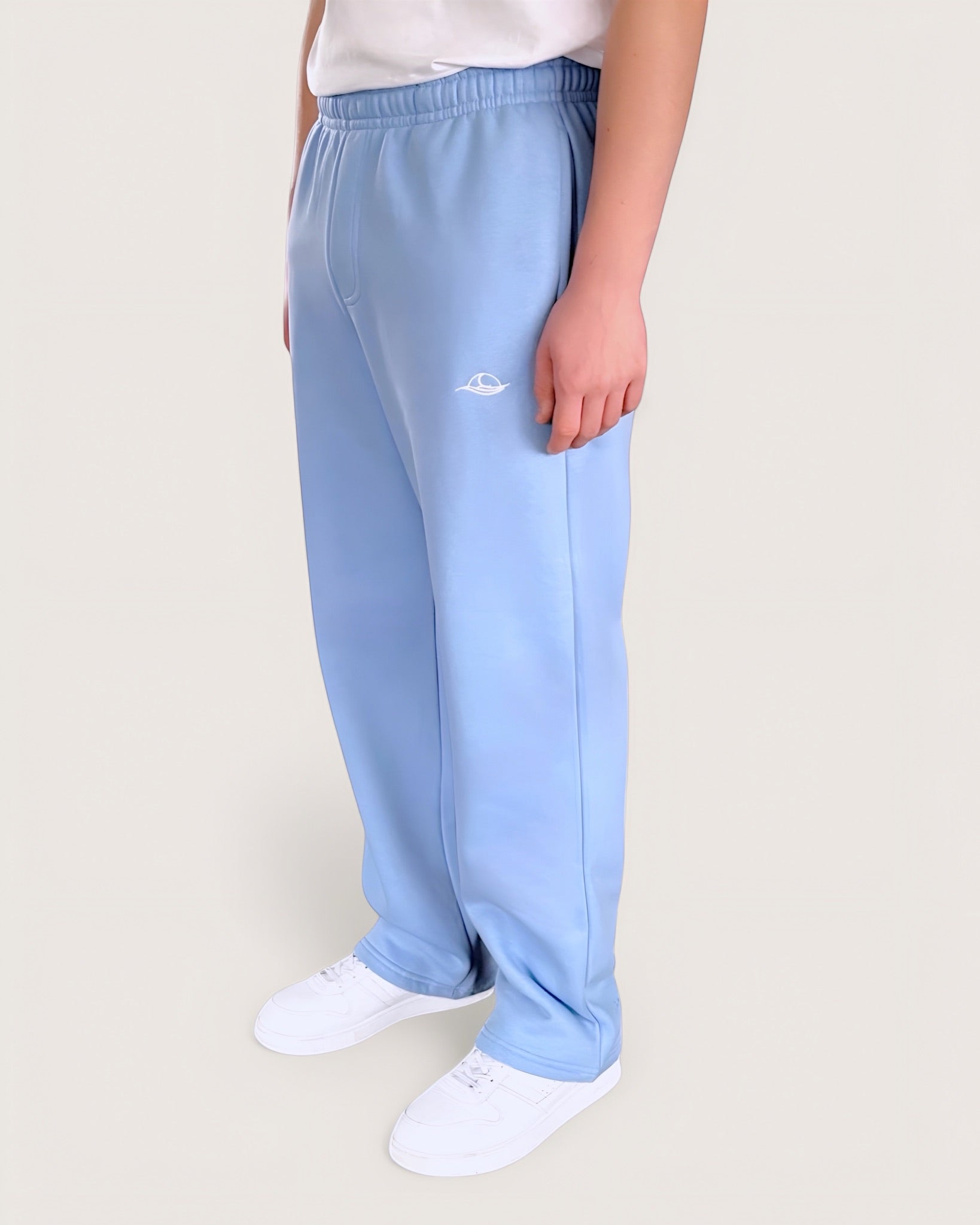 Hellblaue Open Leg Sweatpants für Männer von Spirit of Departure mit weißem Logostick vorne , Open Leg Sweatpants in Soft Blue, weite Passform, dicker Stoff, hohe Qualität, Streetwear für Herren von SOD