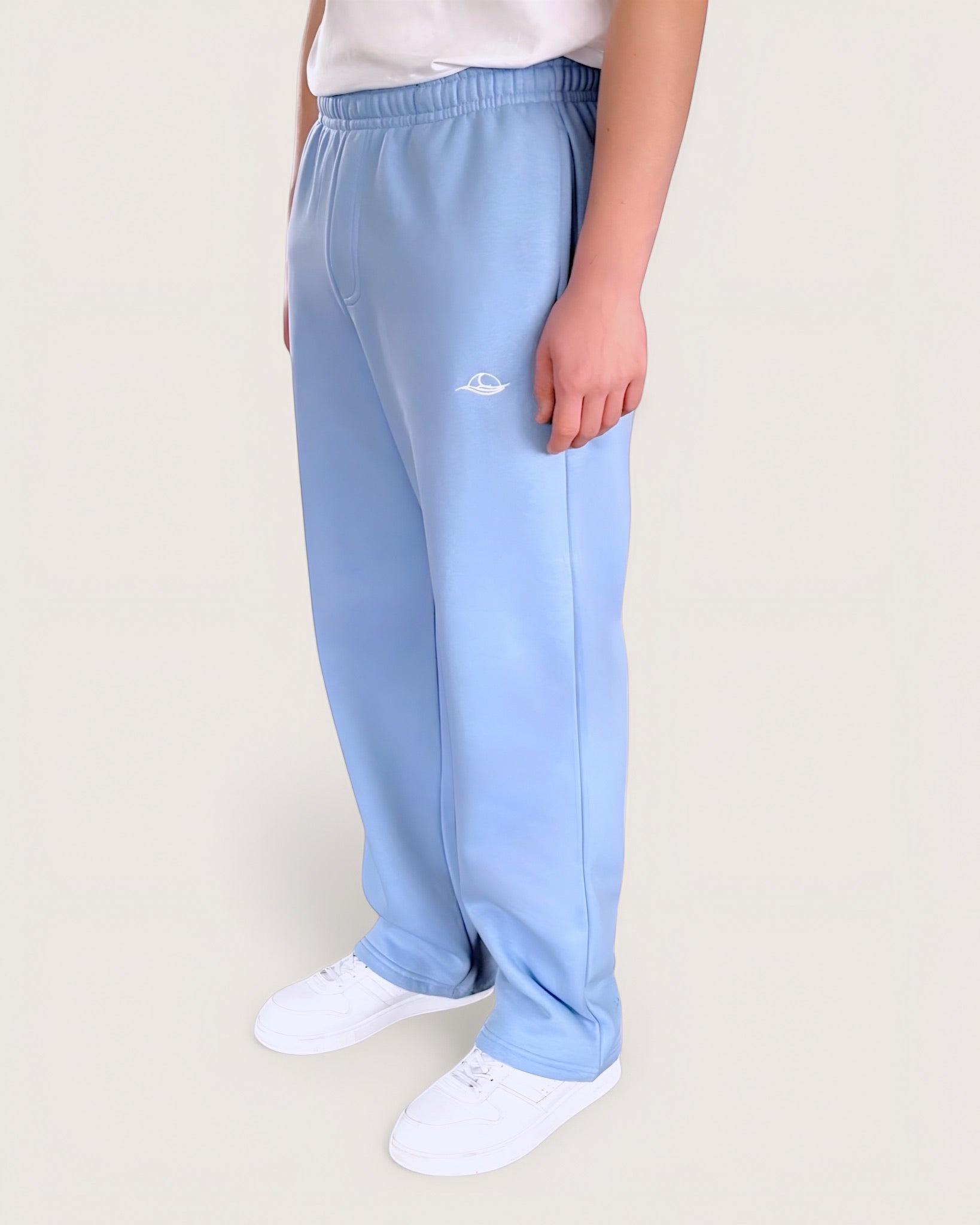 Hellblaue Open Leg Sweatpants für Männer von Spirit of Departure mit weißem Logostick vorne , Open Leg Sweatpants in Soft Blue, weite Passform, dicker Stoff, hohe Qualität, Streetwear für Herren von SOD