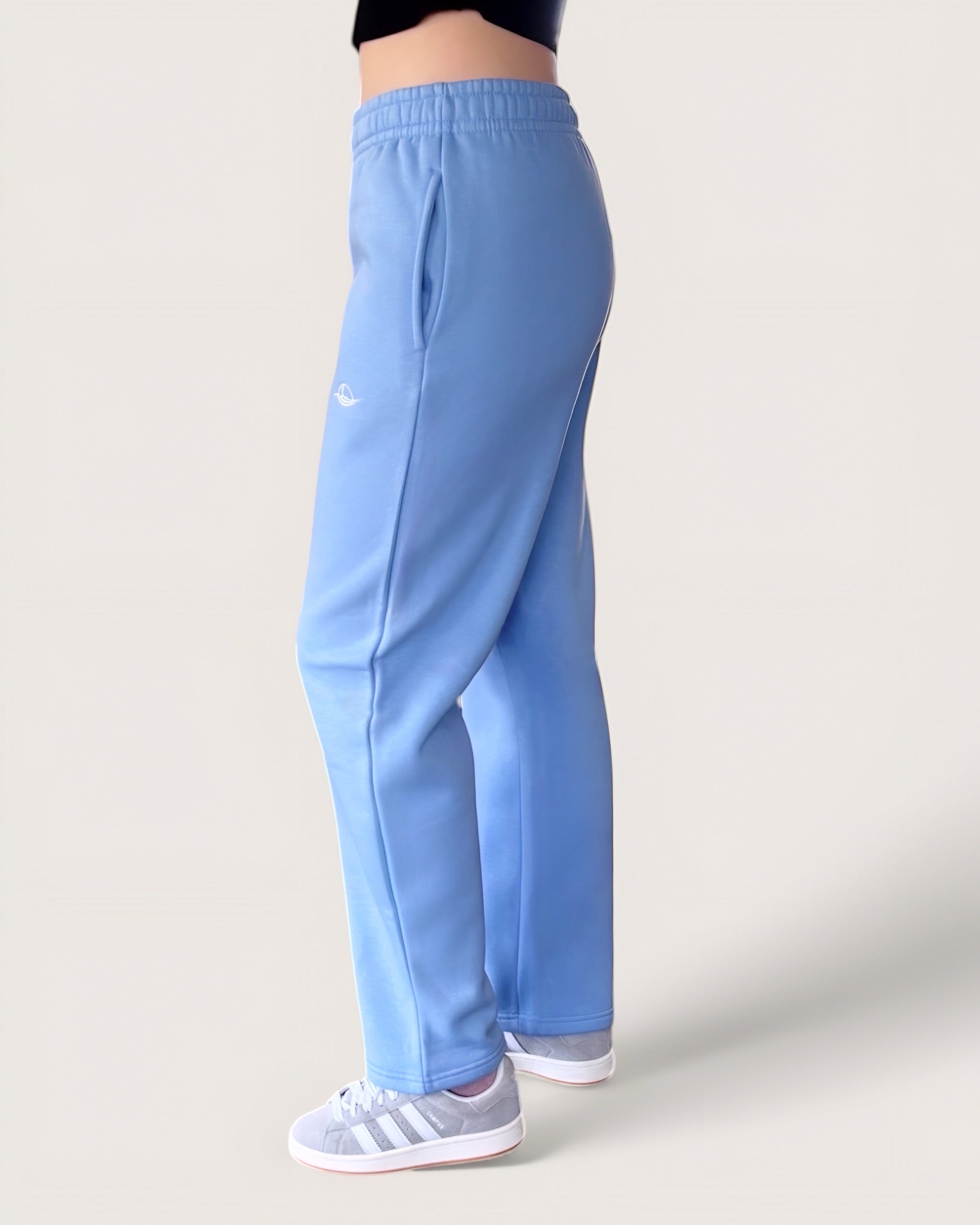 Kuschelige Open Leg Sweatpants von Spirit of Departure in hellblau, weite Passform, dicker Stoff, high quality, weißer Logostick vorne, Cozy Sweatpants für Mädchen in der Farbe Soft Blue, Streetwear for Women by SOD