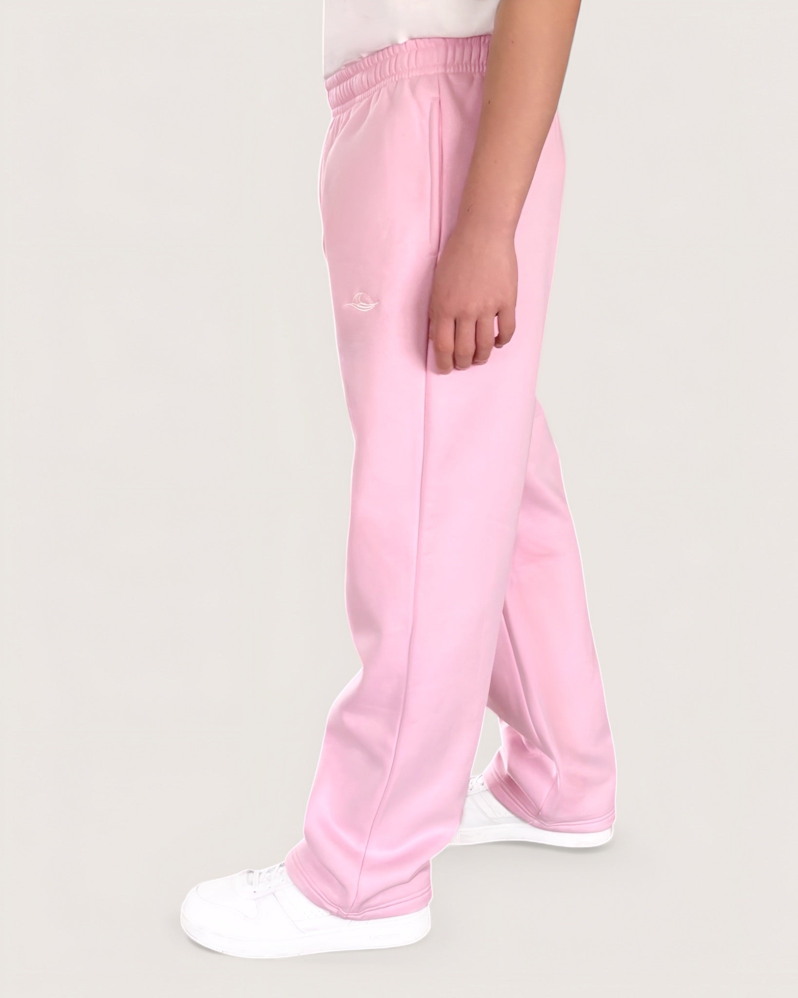 Rosa Open Leg Sweatpants für Männer von Spirit of Departure mit weißem Logostick vorne , Open Leg Sweatpants in Soft Pink, weite Passform, dicker Stoff, hohe Qualität, Streetwear für Herren von SOD