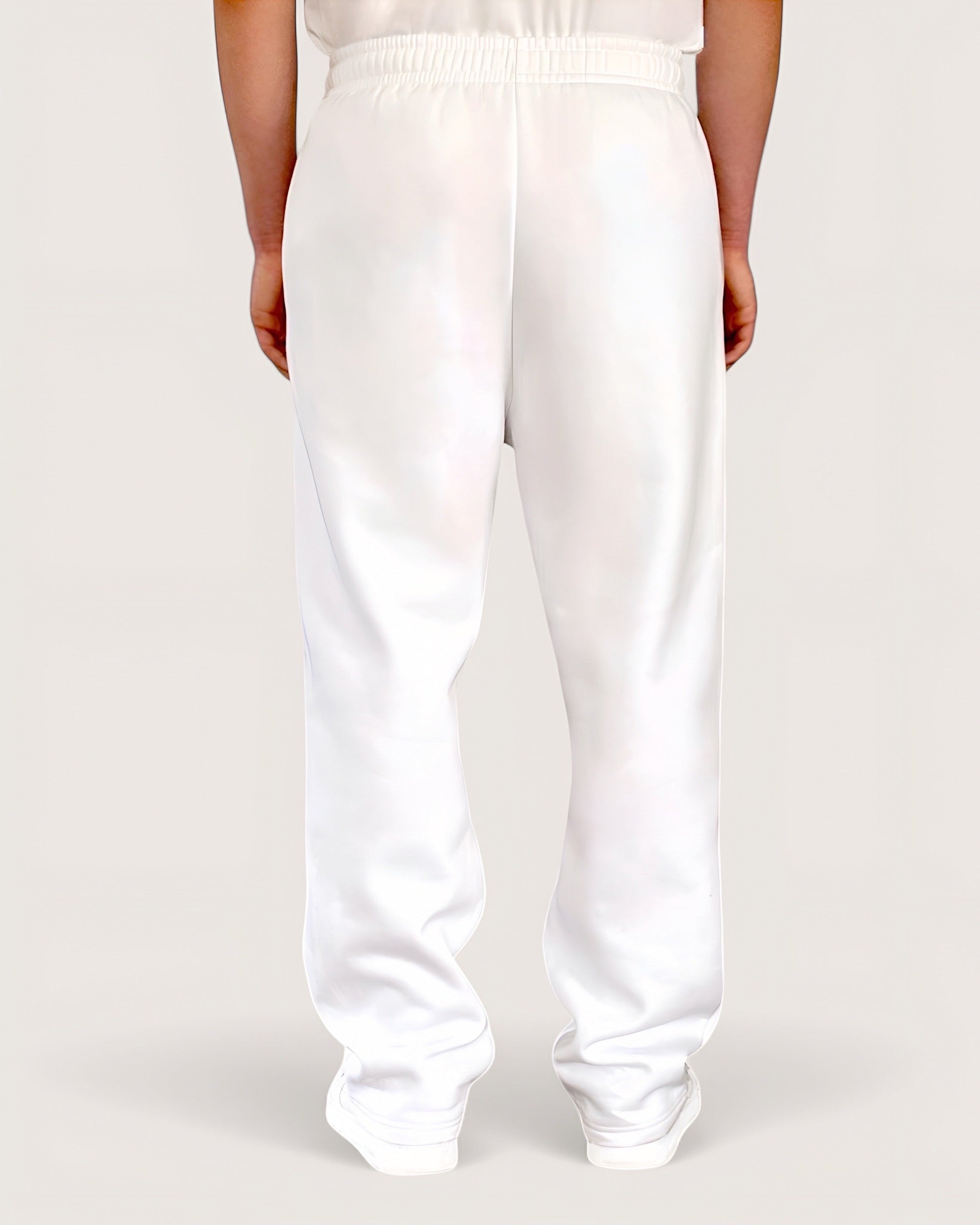 Weiße Open Leg Sweatpants für Männer von Spirit of Departure mit weißem Logostick vorne , Open Leg Sweatpants in White für einen cleanen Look, weite Passform, schwerer Stoff, hohe Qualität, Streetwear für Herren von SOD