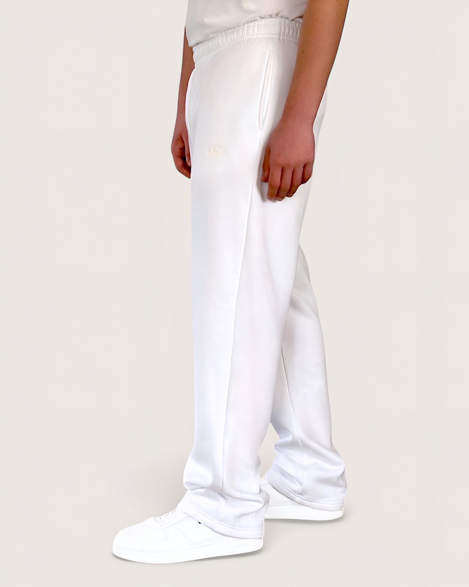 Weiße Open Leg Sweatpants für Männer von Spirit of Departure mit weißem Logostick vorne , Open Leg Sweatpants in White für einen cleanen Look, weite Passform, schwerer Stoff, hohe Qualität, Streetwear für Herren von SOD