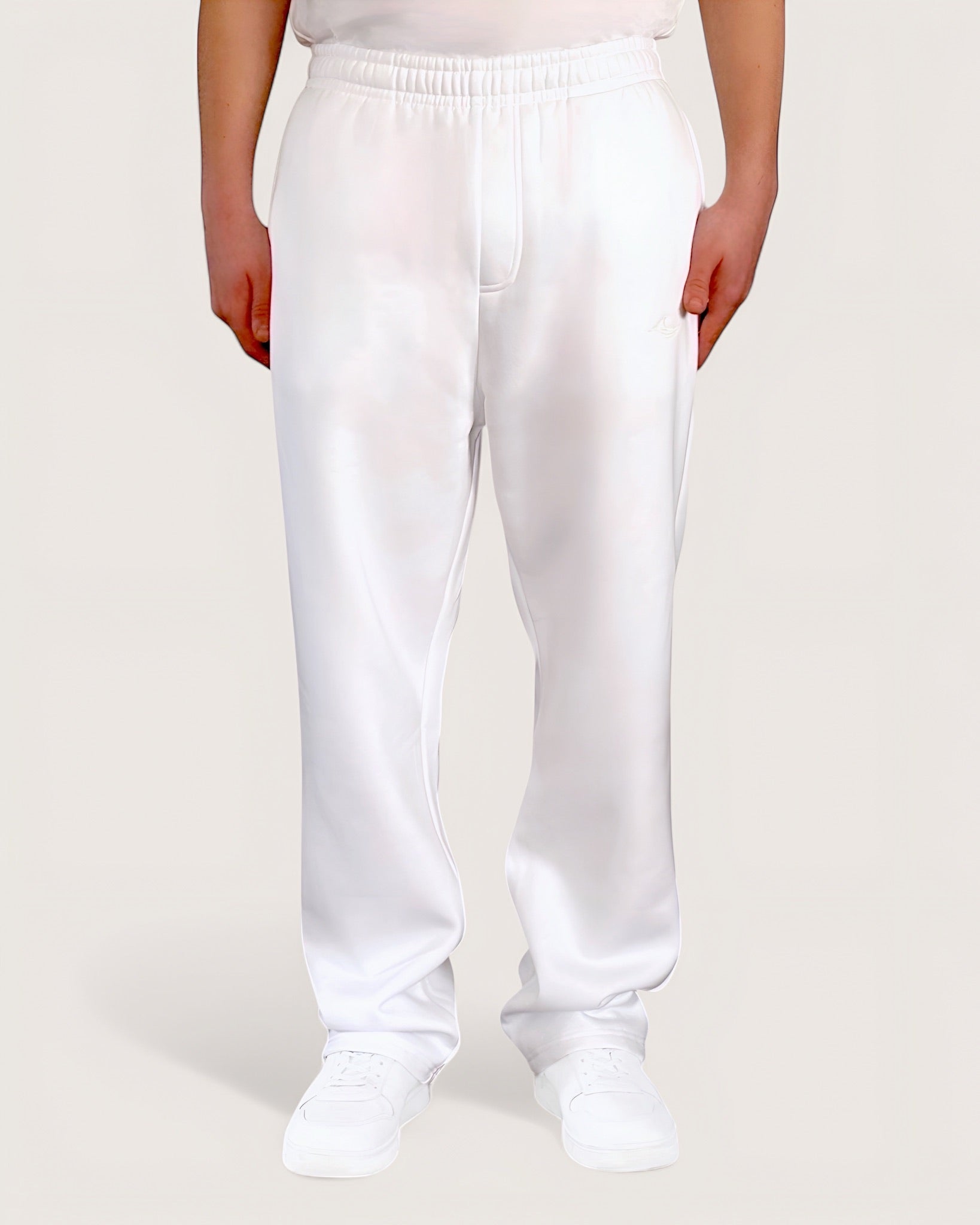 Weiße Open Leg Sweatpants für Männer von Spirit of Departure mit weißem Logostick vorne , Open Leg Sweatpants in White für einen cleanen Look, weite Passform, schwerer Stoff, hohe Qualität, Streetwear für Herren von SOD