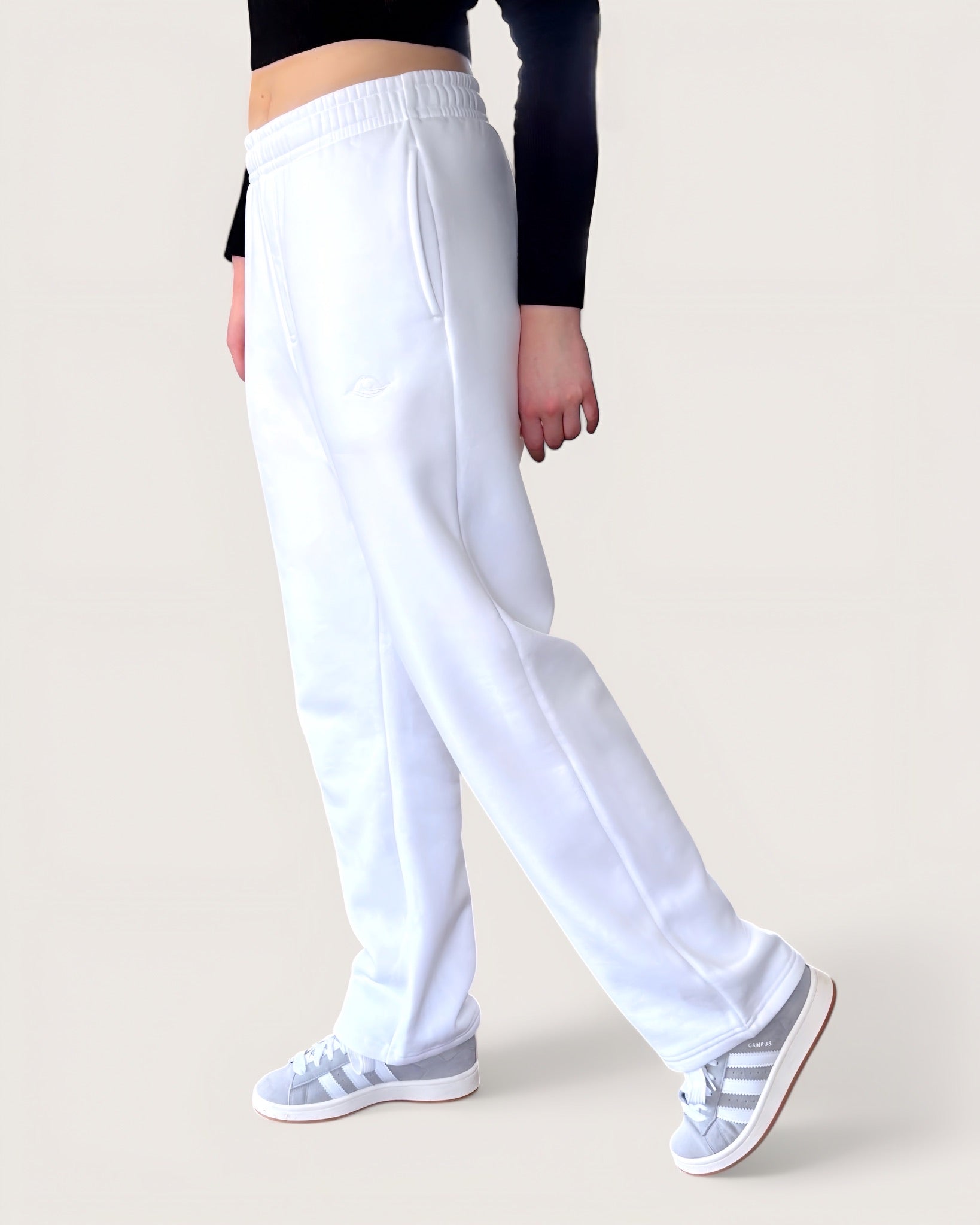Kuschelige Open Leg Sweatpants von Spirit of Departure in weiß, weite Passform, dicker Stoff, high quality, weißer Logostick vorne, Cozy Sweatpants für Mädchen in der Farbe White, Streetwear for Women by SOD