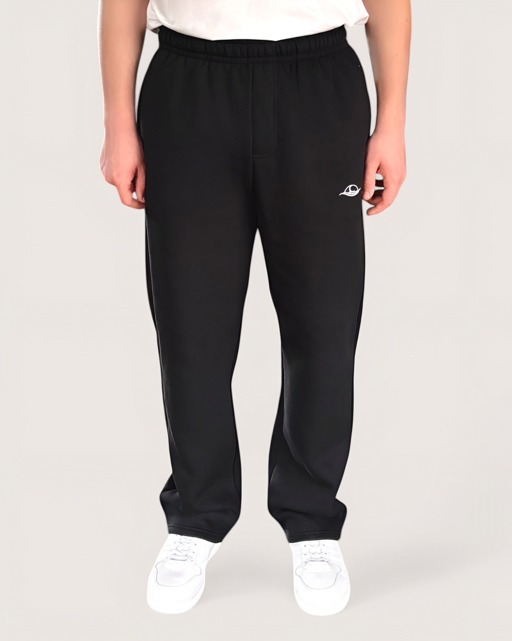 Schwarze Open Leg Sweatpants für Männer von Spirit of Departure mit weißem Logostick vorne , Open Leg Sweatpants in Black, weite Passform, schwerer Stoff, hohe Qualität, Streetwear für Herren von SOD