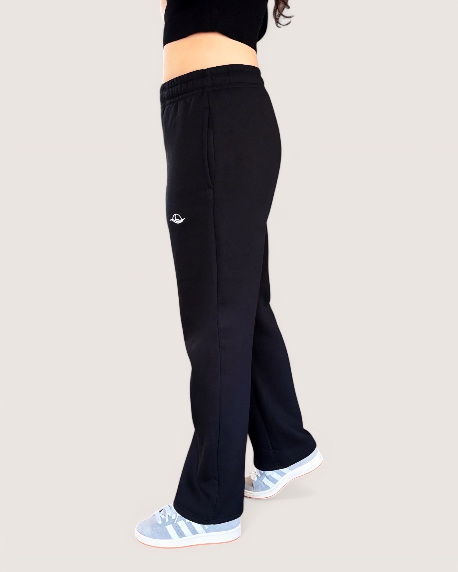 Kuschelige Open Leg Sweatpants von Spirit of Departure in schwarz, weite Passform, dicker Stoff, high quality, weißer Logostick vorne, Cozy Sweatpants für Mädchen in der Farbe Black, Streetwear for Women by SOD
