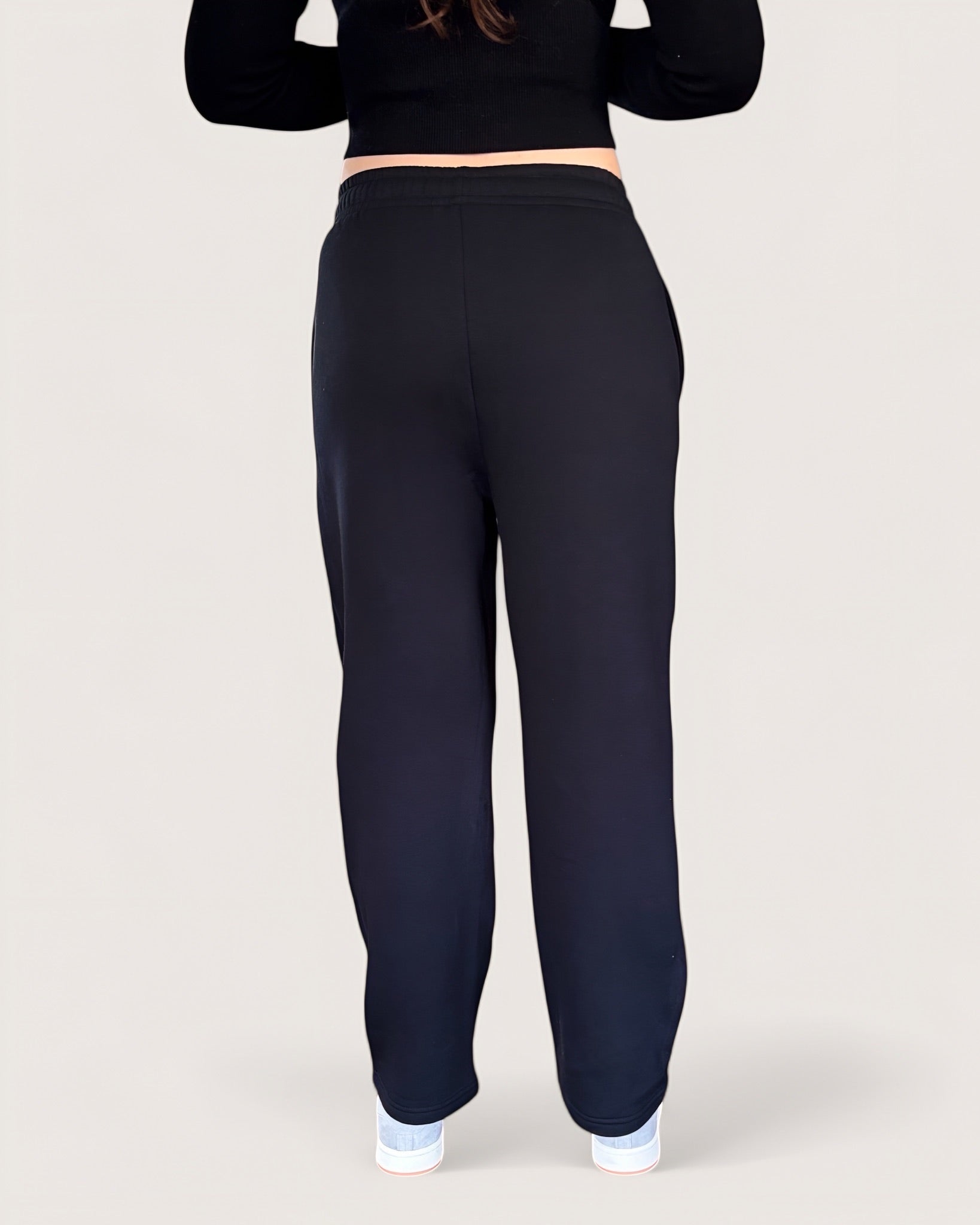 Kuschelige Open Leg Sweatpants von Spirit of Departure in schwarz, weite Passform, dicker Stoff, high quality, weißer Logostick vorne, Cozy Sweatpants für Mädchen in der Farbe Black, Streetwear for Women by SOD