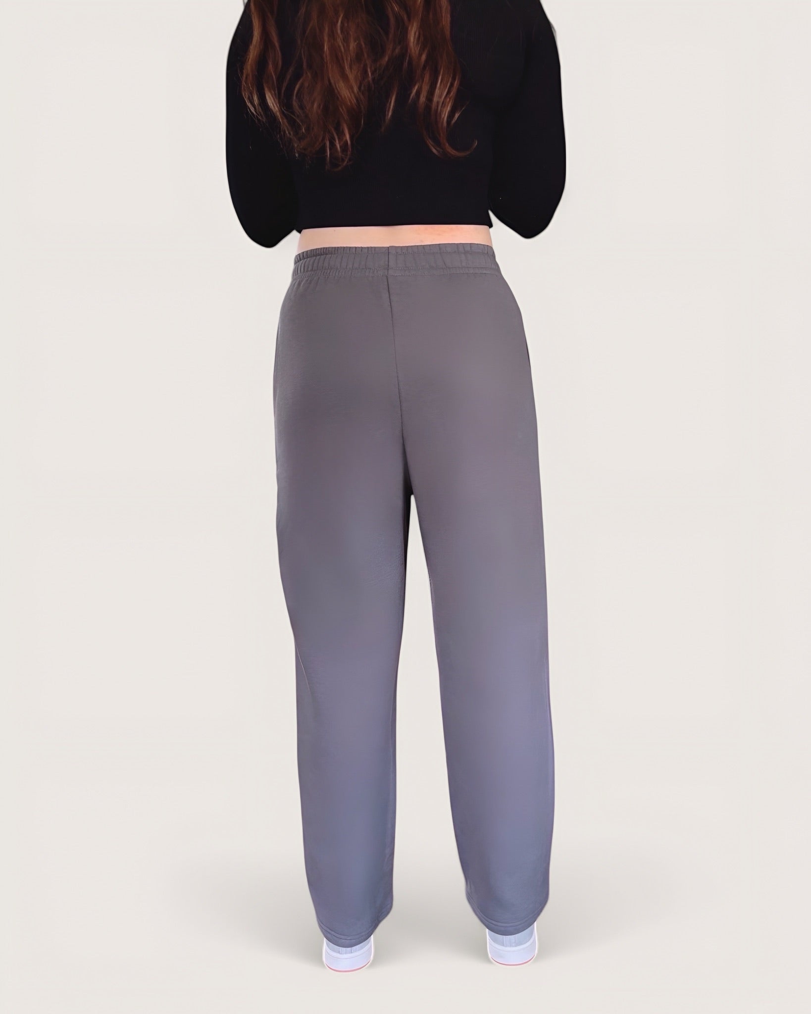 Kuschelige Open Leg Sweatpants von Spirit of Departure in dunkelgrau, weite Passform, dicker Stoff, high quality, weißer Logostick vorne, Cozy Sweatpants für Mädchen in der Farbe Graphite, Streetwear for Women by SOD