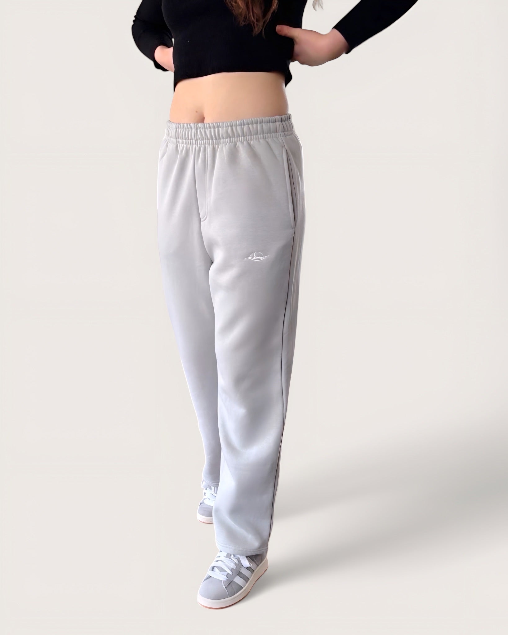 Kuschelige Open Leg Sweatpants von Spirit of Departure in hellgrau, weite Passform, dicker Stoff, high quality, weißer Logostick vorne, Cozy Sweatpants für Mädchen in der Farbe Light Grey, Streetwear for Women by SOD