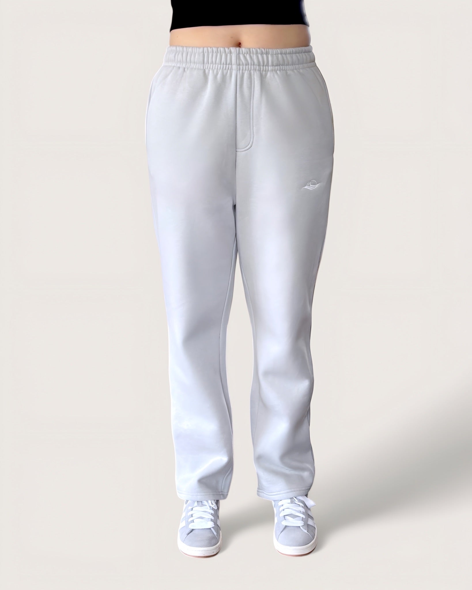 Kuschelige Open Leg Sweatpants von Spirit of Departure in hellgrau, weite Passform, dicker Stoff, high quality, weißer Logostick vorne, Cozy Sweatpants für Mädchen in der Farbe Light Grey, Streetwear for Women by SOD