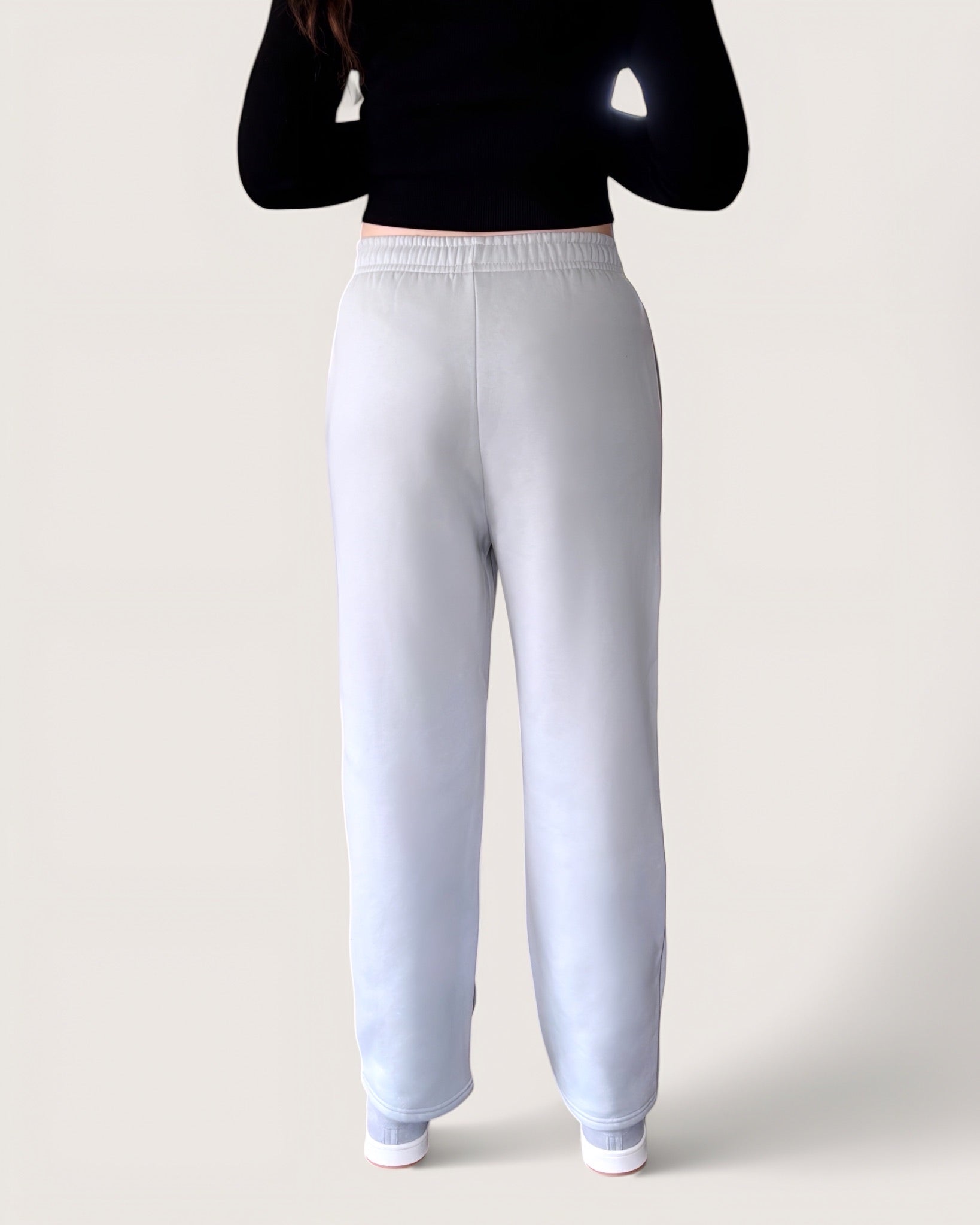 Kuschelige Open Leg Sweatpants von Spirit of Departure in hellgrau, weite Passform, dicker Stoff, high quality, weißer Logostick vorne, Cozy Sweatpants für Mädchen in der Farbe Light Grey, Streetwear for Women by SOD