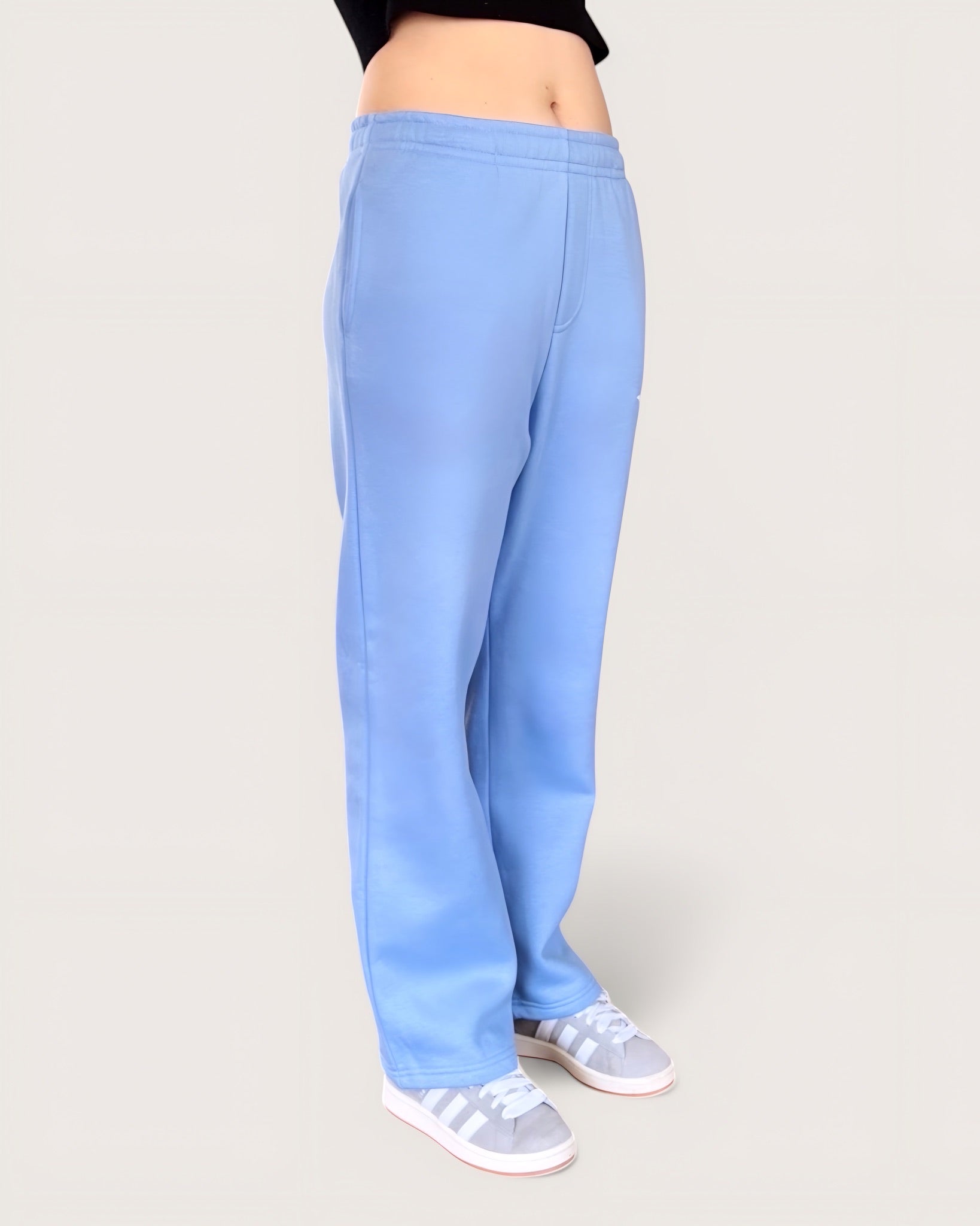 Kuschelige Open Leg Sweatpants von Spirit of Departure in hellblau, weite Passform, dicker Stoff, high quality, weißer Logostick vorne, Cozy Sweatpants für Mädchen in der Farbe Soft Blue, Streetwear for Women by SOD
