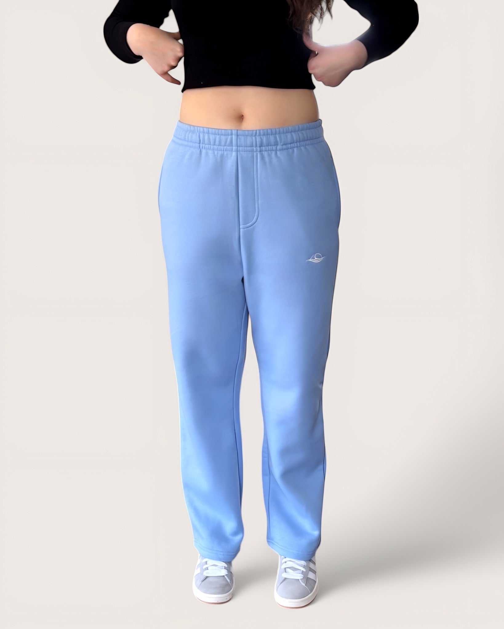 Kuschelige Open Leg Sweatpants von Spirit of Departure in hellblau, weite Passform, dicker Stoff, high quality, weißer Logostick vorne, Cozy Sweatpants für Mädchen in der Farbe Soft Blue, Streetwear for Women by SOD
