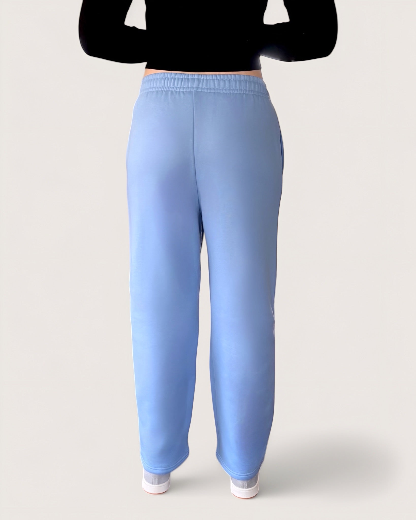 Kuschelige Open Leg Sweatpants von Spirit of Departure in hellblau, weite Passform, dicker Stoff, high quality, weißer Logostick vorne, Cozy Sweatpants für Mädchen in der Farbe Soft Blue, Streetwear for Women by SOD