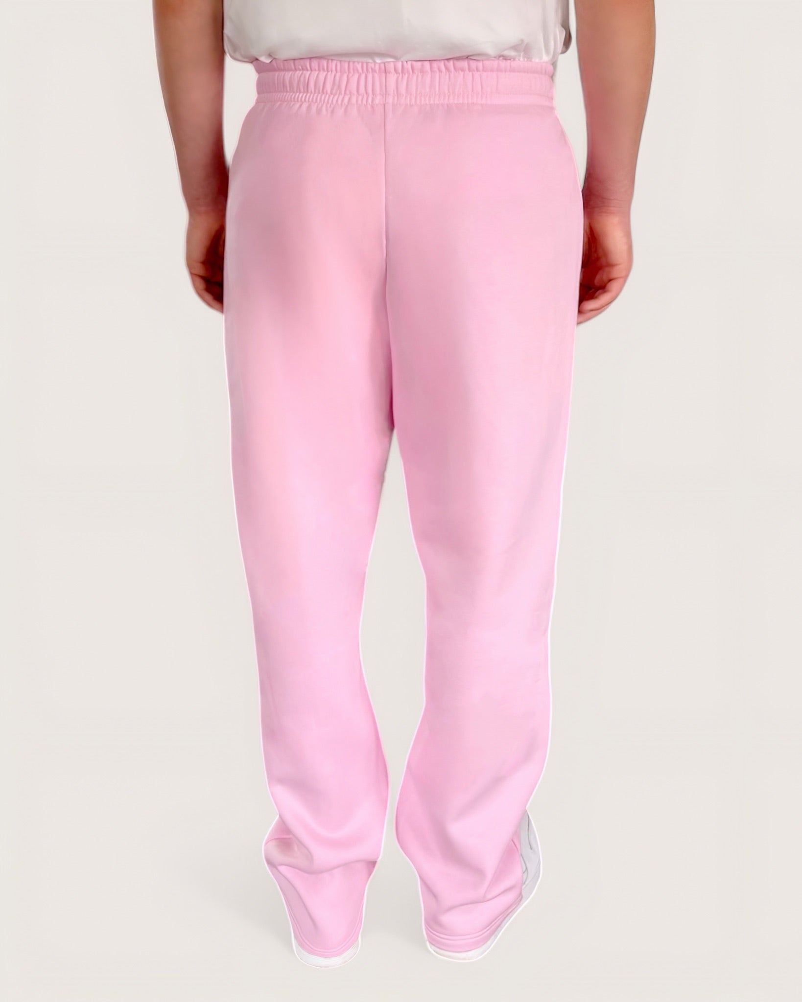 Rosa Open Leg Sweatpants für Männer von Spirit of Departure mit weißem Logostick vorne , Open Leg Sweatpants in Soft Pink, weite Passform, dicker Stoff, hohe Qualität, Streetwear für Herren von SOD