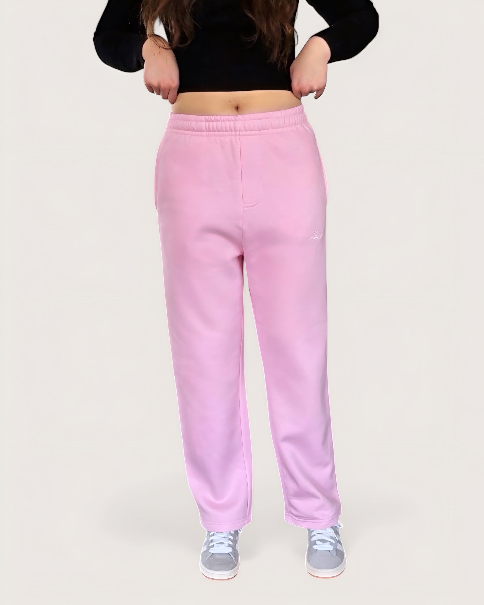 Kuschelige Open Leg Sweatpants von Spirit of Departure in rosa, weite Passform, dicker Stoff, high quality, weißer Logostick vorne, Cozy Sweatpants für Mädchen in der Farbe Soft Pink, Streetwear for Women by SOD